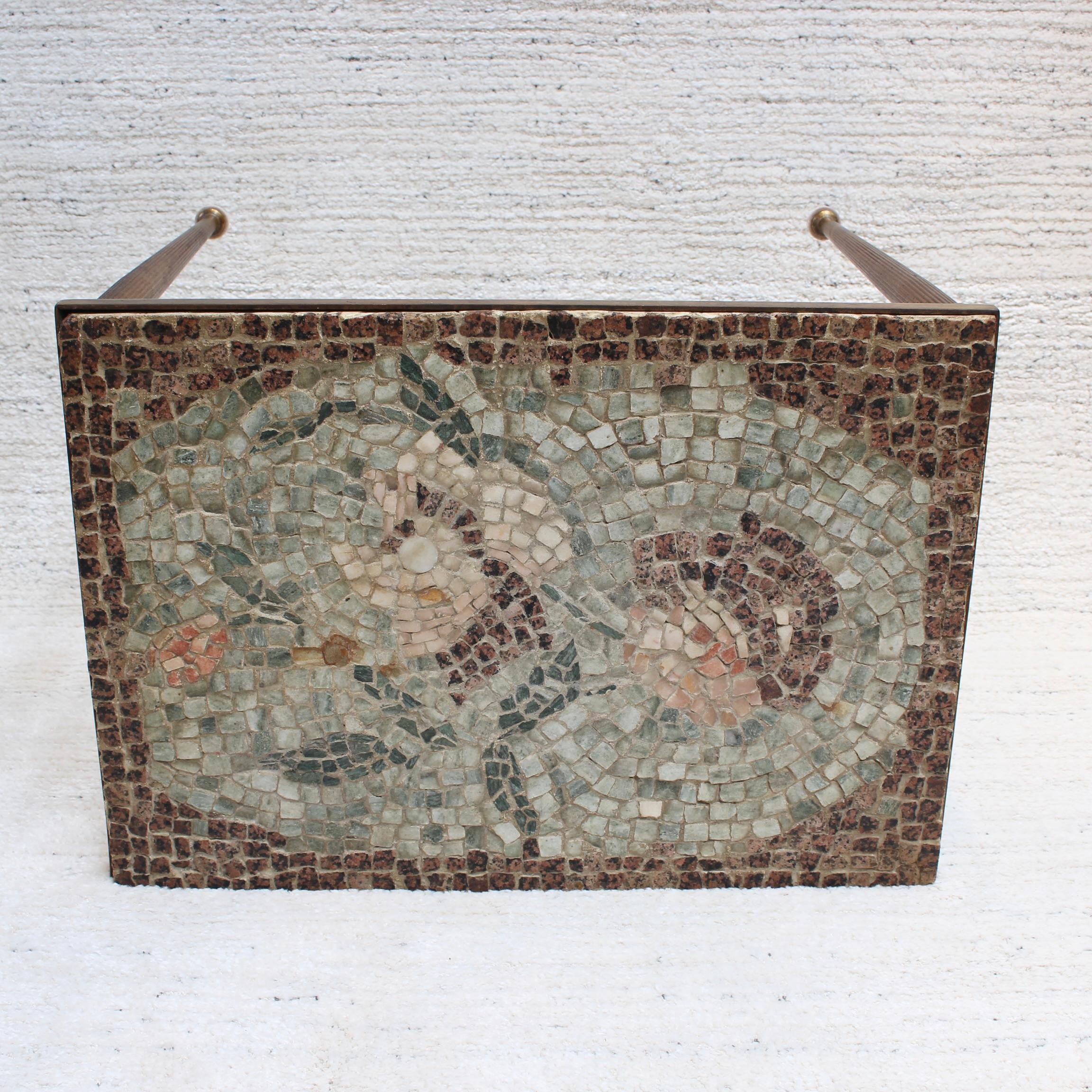 Niedriger Vintage-Tisch mit Mosaikplatte im italienischen Stil (ca. 1950er Jahre) im Angebot 2