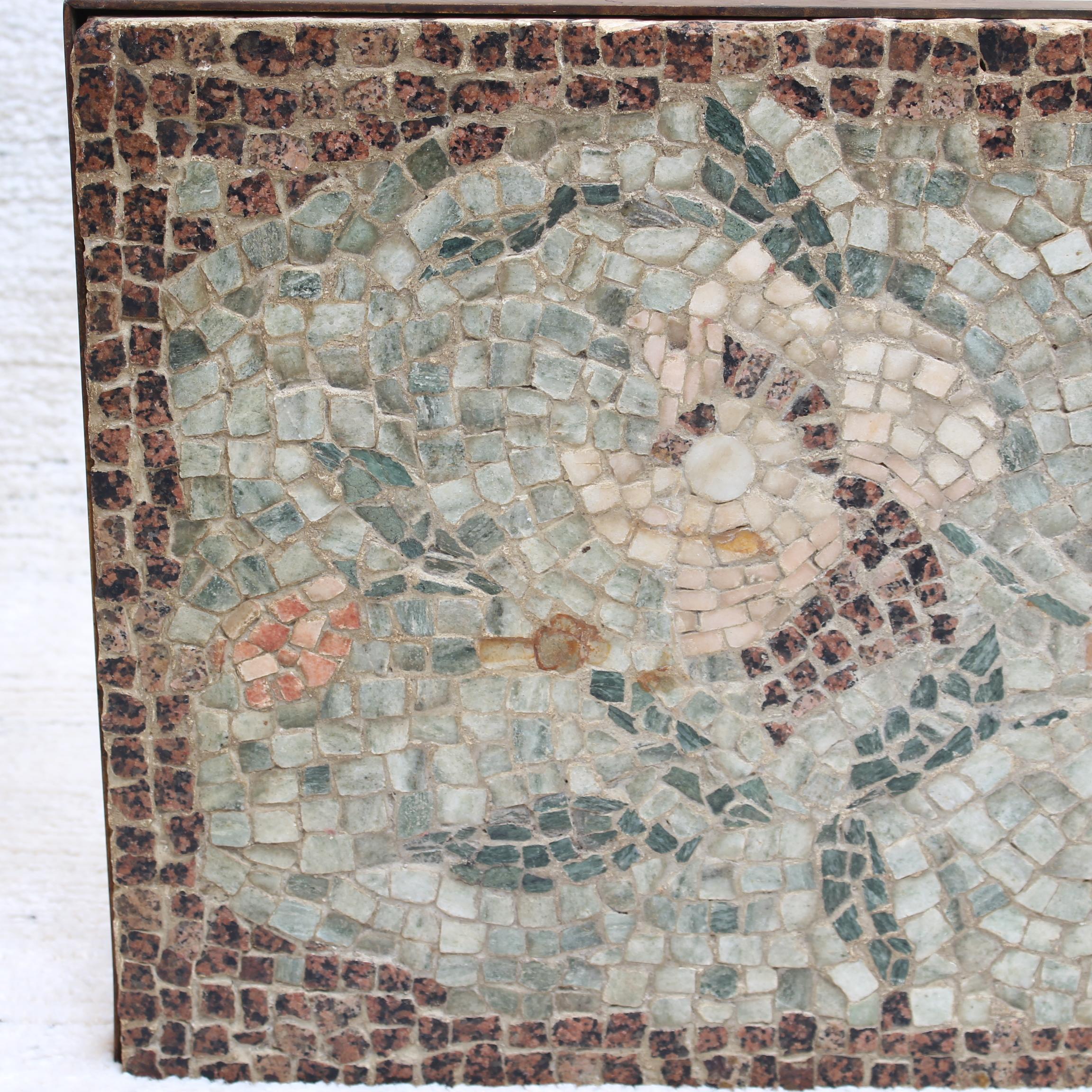 Niedriger Vintage-Tisch mit Mosaikplatte im italienischen Stil (ca. 1950er Jahre) im Angebot 3