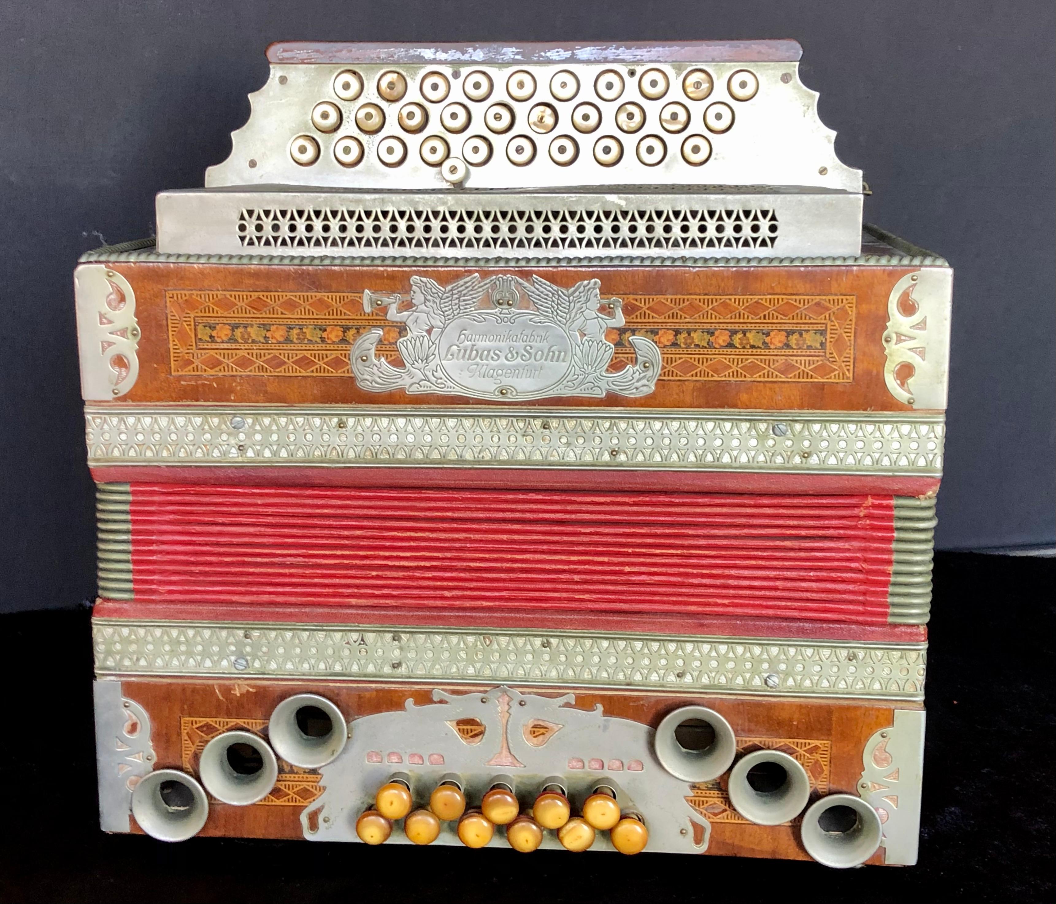 Vintage Lubas & Sohn Harmonika, Pre 1918. Good condition, playable, missing neck band. This finely crafted musical instrument is simply stunning in its marquetry inlaid case.
Price due to condition.