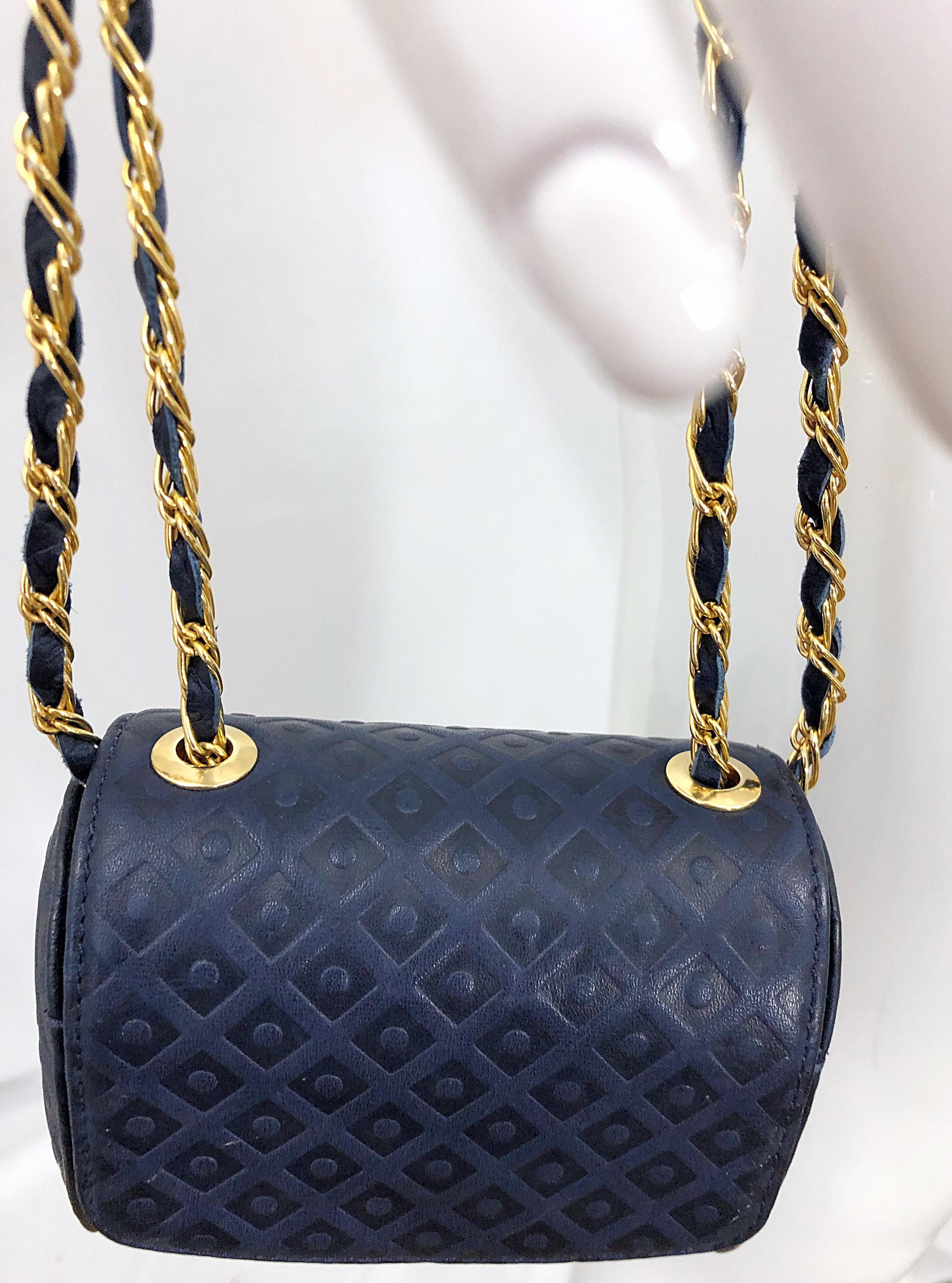 Vintage Luc Benoit Marineblaue geprägte Crossbody Handtasche/Geldbörse aus Leder Damen im Angebot