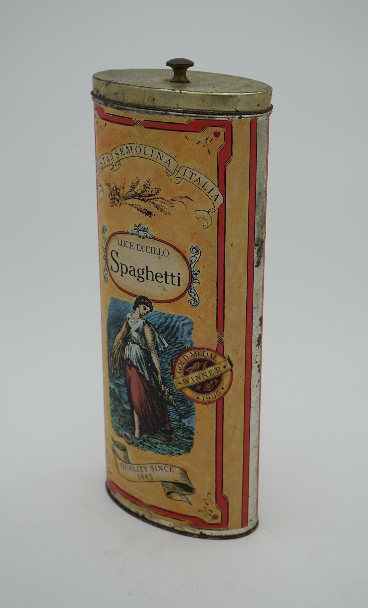
Estamos encantados de ofrecer para La lata de espaguetis italiana vintage Luce di Cielo es un exquisito ejemplo de almacenamiento decorativo que combina la practicidad con el diseño artístico. 

Esta lata es alta y esbelta, con una forma perfecta