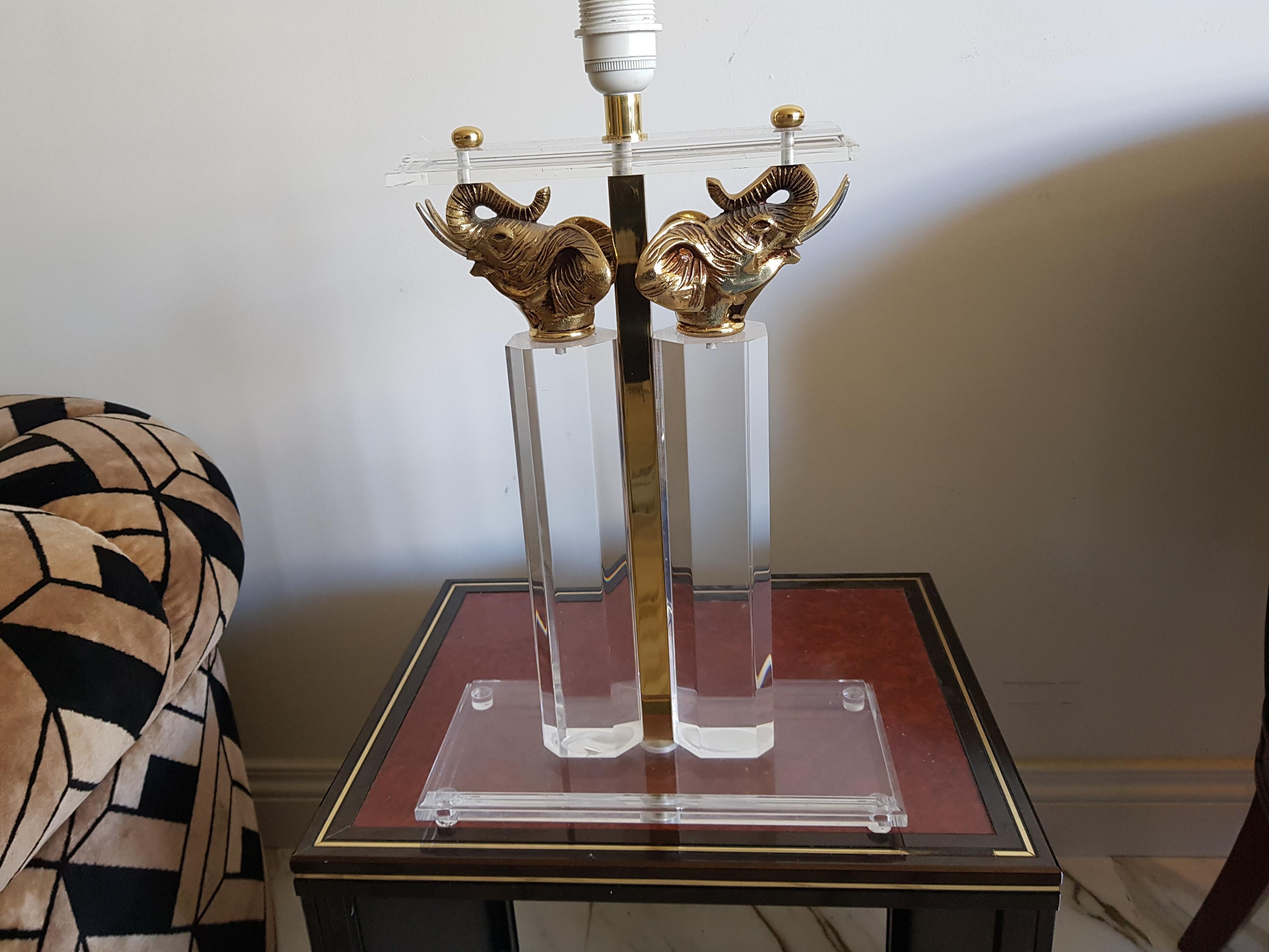 Vintage Lucite and Brass Elephant Head Table Lamp, 1970s In Good Condition For Sale In Diemen, NL