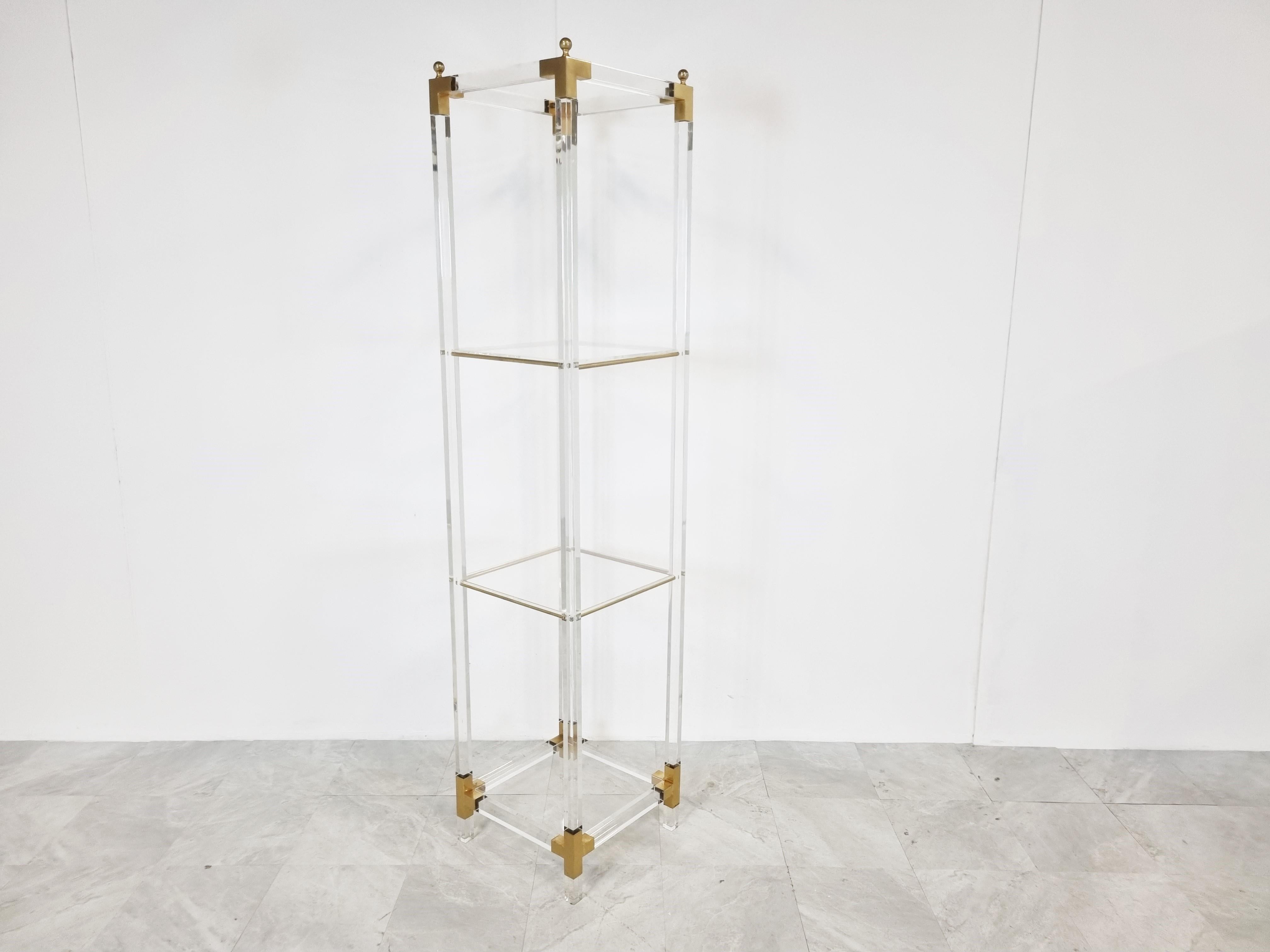 Vintage lucite and brass etagere by Charles hollis Jones

It consists of a lucite frame with brass corners and 3 plexi shelves.

1970s - Belgium

Good condition

Dimensions:
Height: 185cm/72.83