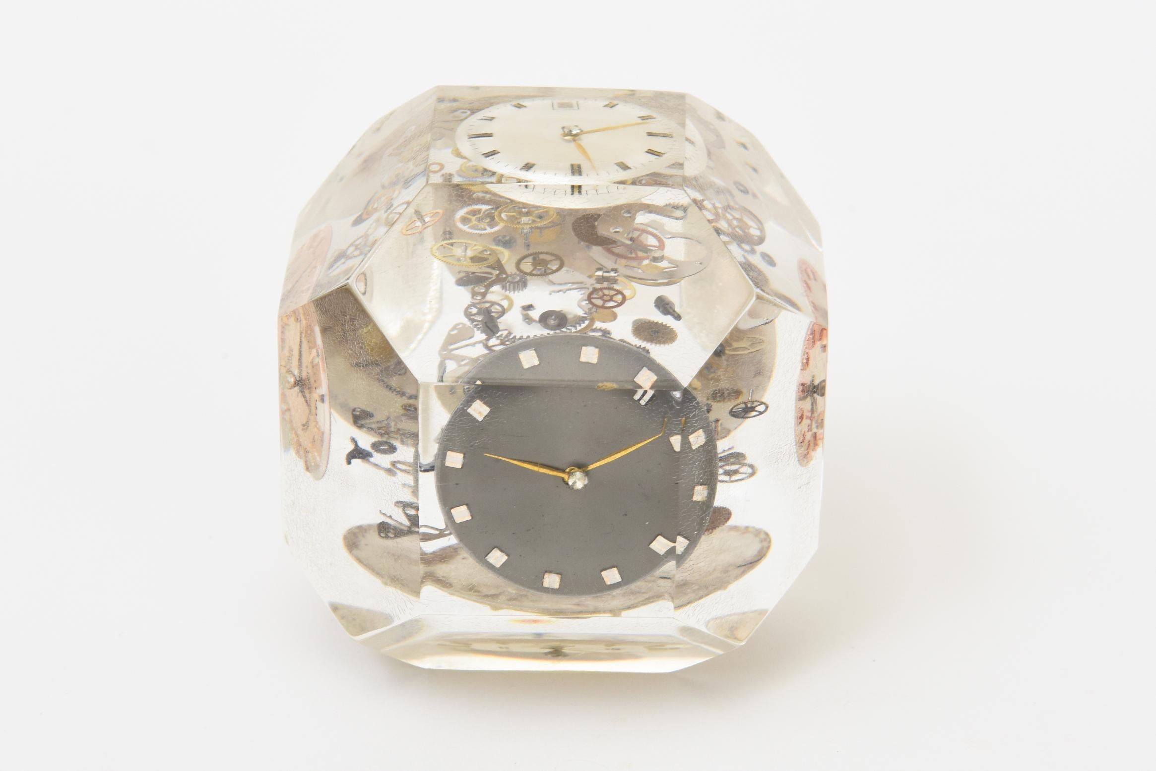 Scultura cubica o fermacarte d'epoca in lucite e metallo d'ottone con parti di orologio incastonate in vendita 3