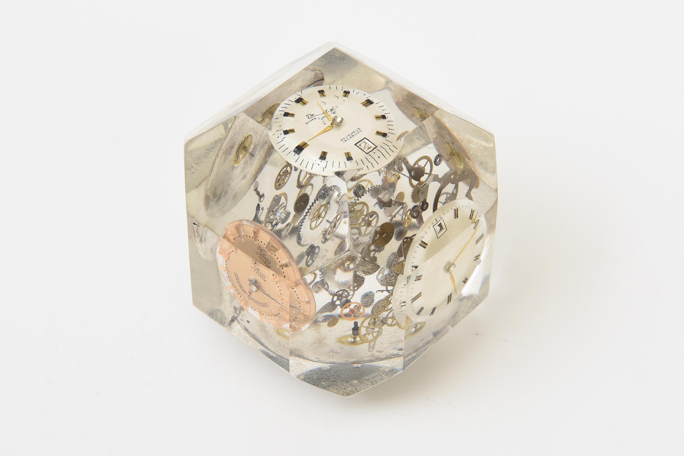 Scultura cubica o fermacarte d'epoca in lucite e metallo d'ottone con parti di orologio incastonate in vendita 4