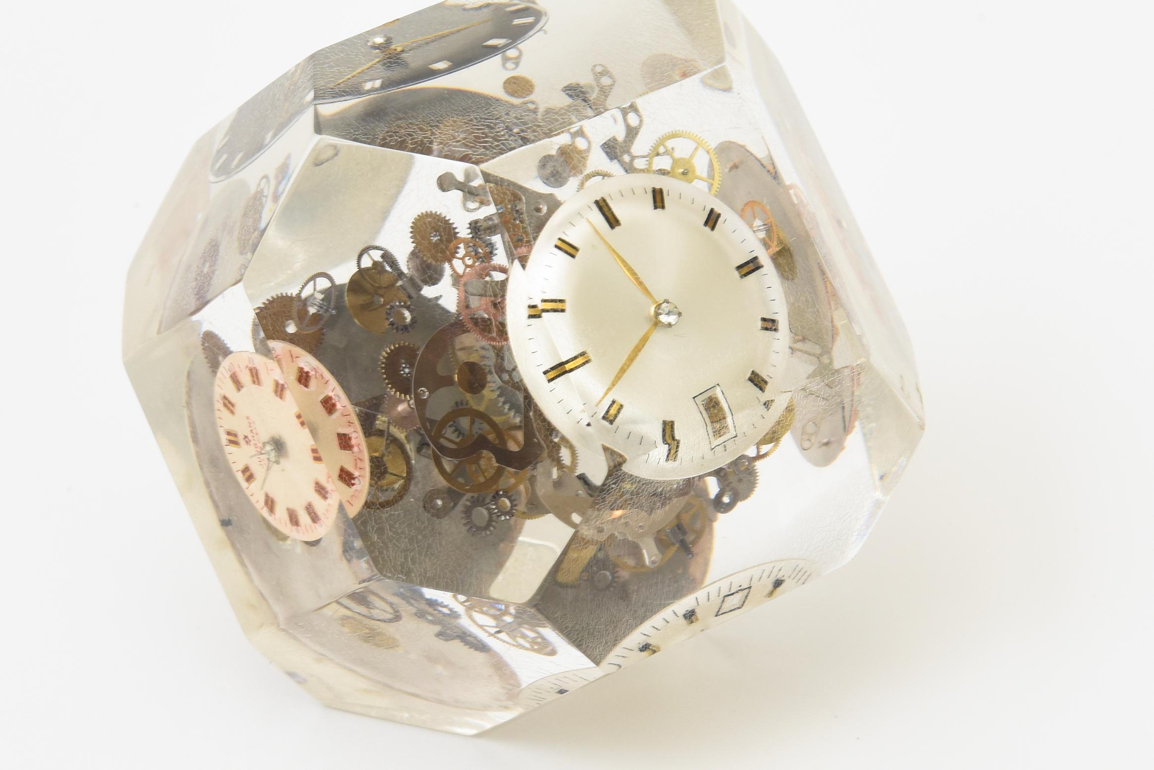 Americano Scultura cubica o fermacarte d'epoca in lucite e metallo d'ottone con parti di orologio incastonate in vendita