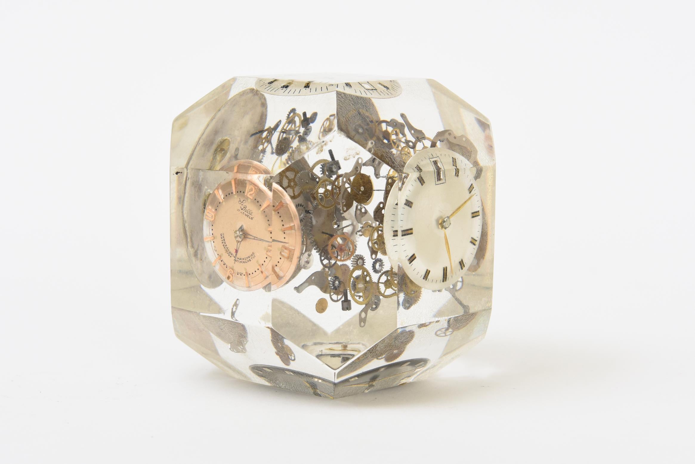 Scultura cubica o fermacarte d'epoca in lucite e metallo d'ottone con parti di orologio incastonate In condizioni buone in vendita a North Miami, FL