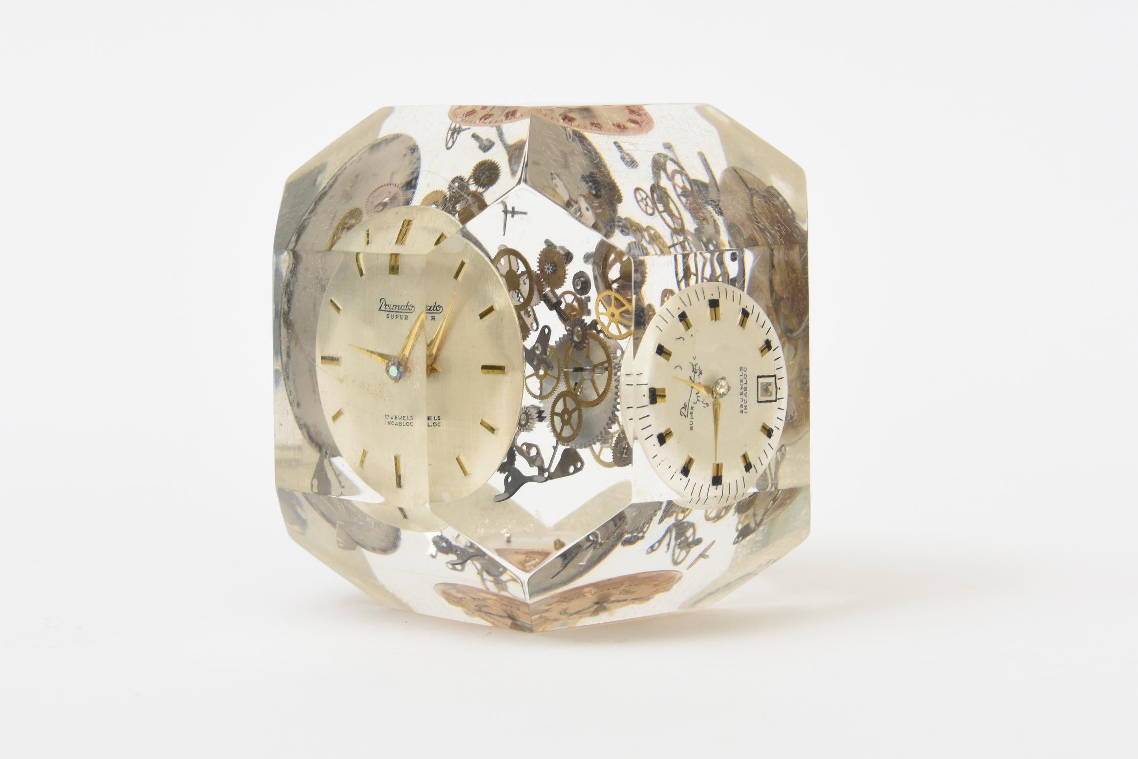 Fine XX secolo Scultura cubica o fermacarte d'epoca in lucite e metallo d'ottone con parti di orologio incastonate in vendita