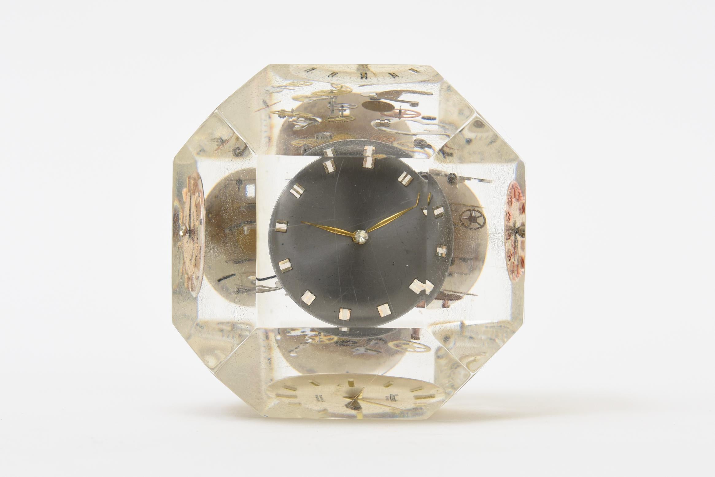 Metallo Scultura cubica o fermacarte d'epoca in lucite e metallo d'ottone con parti di orologio incastonate in vendita