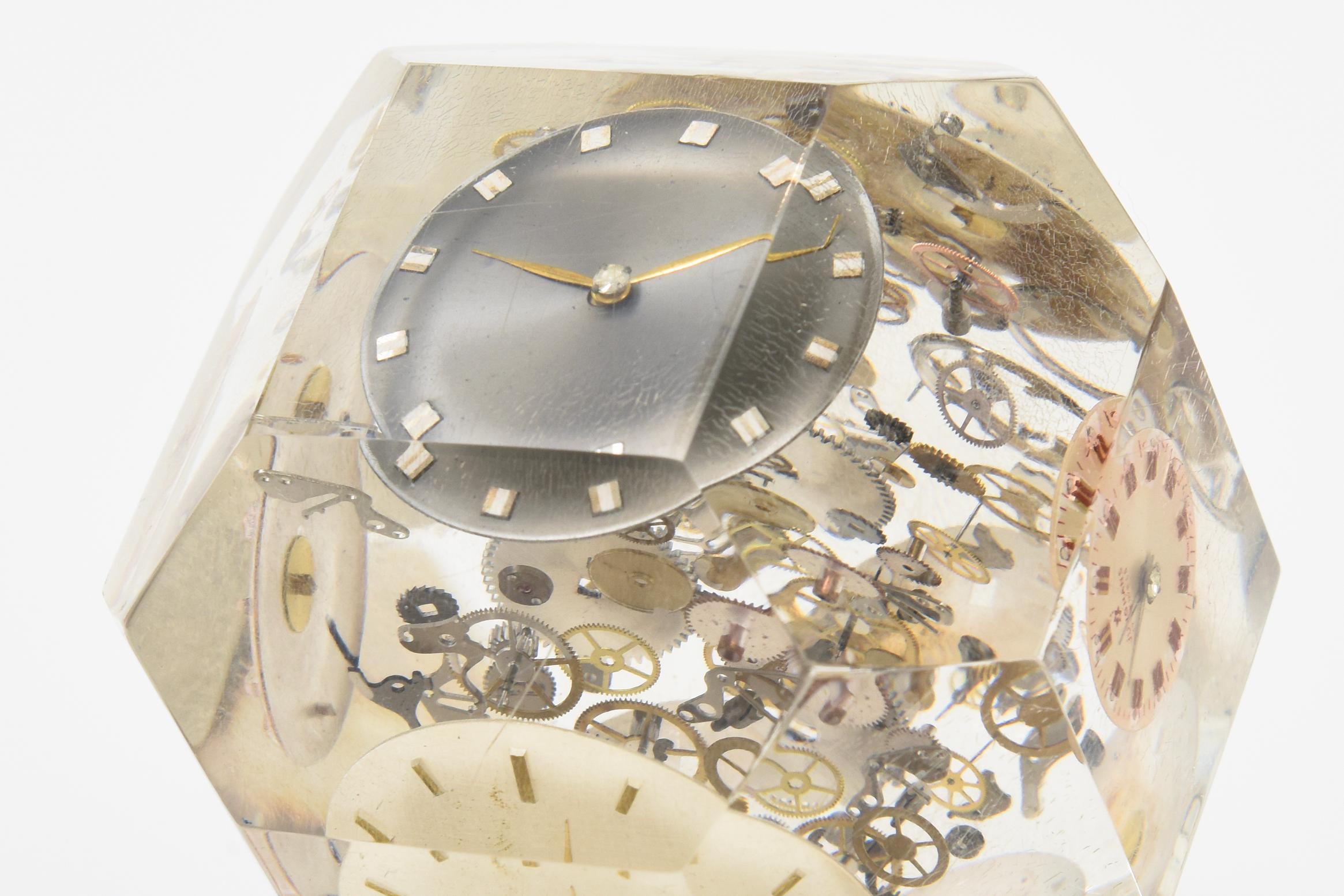 Scultura cubica o fermacarte d'epoca in lucite e metallo d'ottone con parti di orologio incastonate in vendita 1
