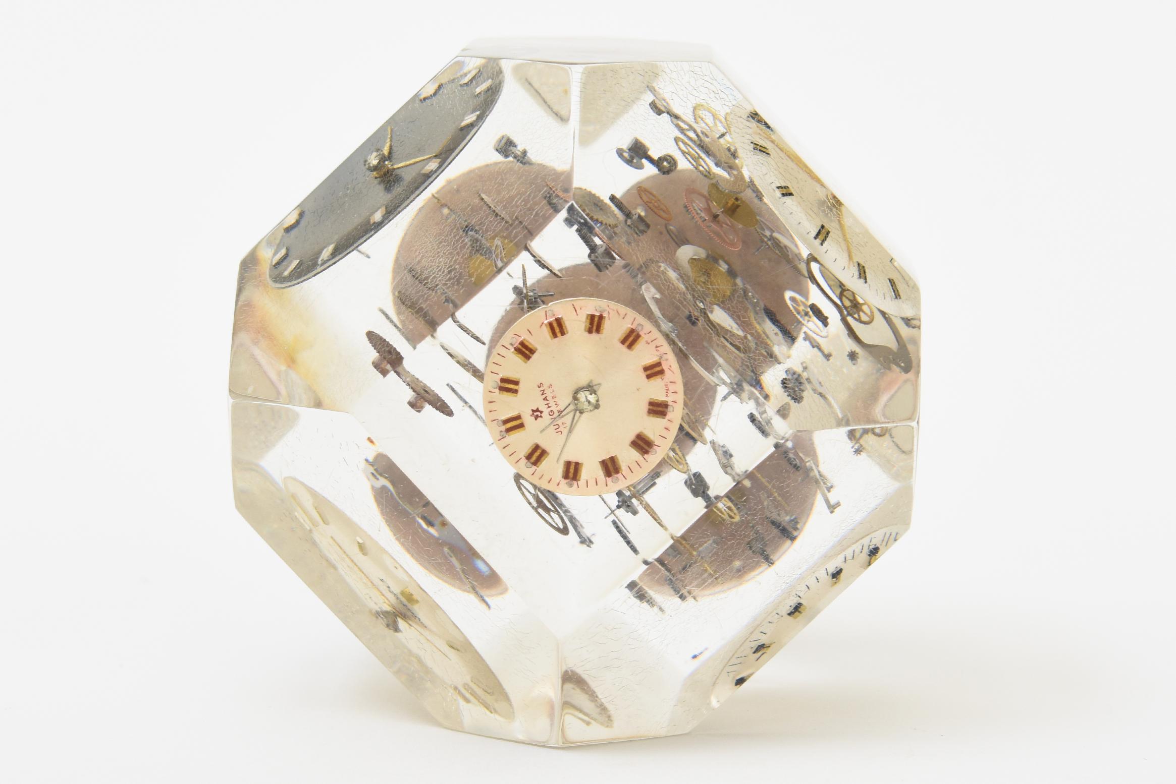 Scultura cubica o fermacarte d'epoca in lucite e metallo d'ottone con parti di orologio incastonate in vendita 2