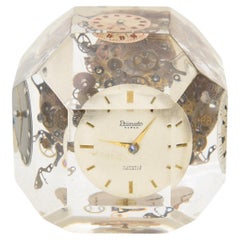 Escultura o pisapapeles vintage en forma de cubo de lucita y latón incrustado en piezas de reloj