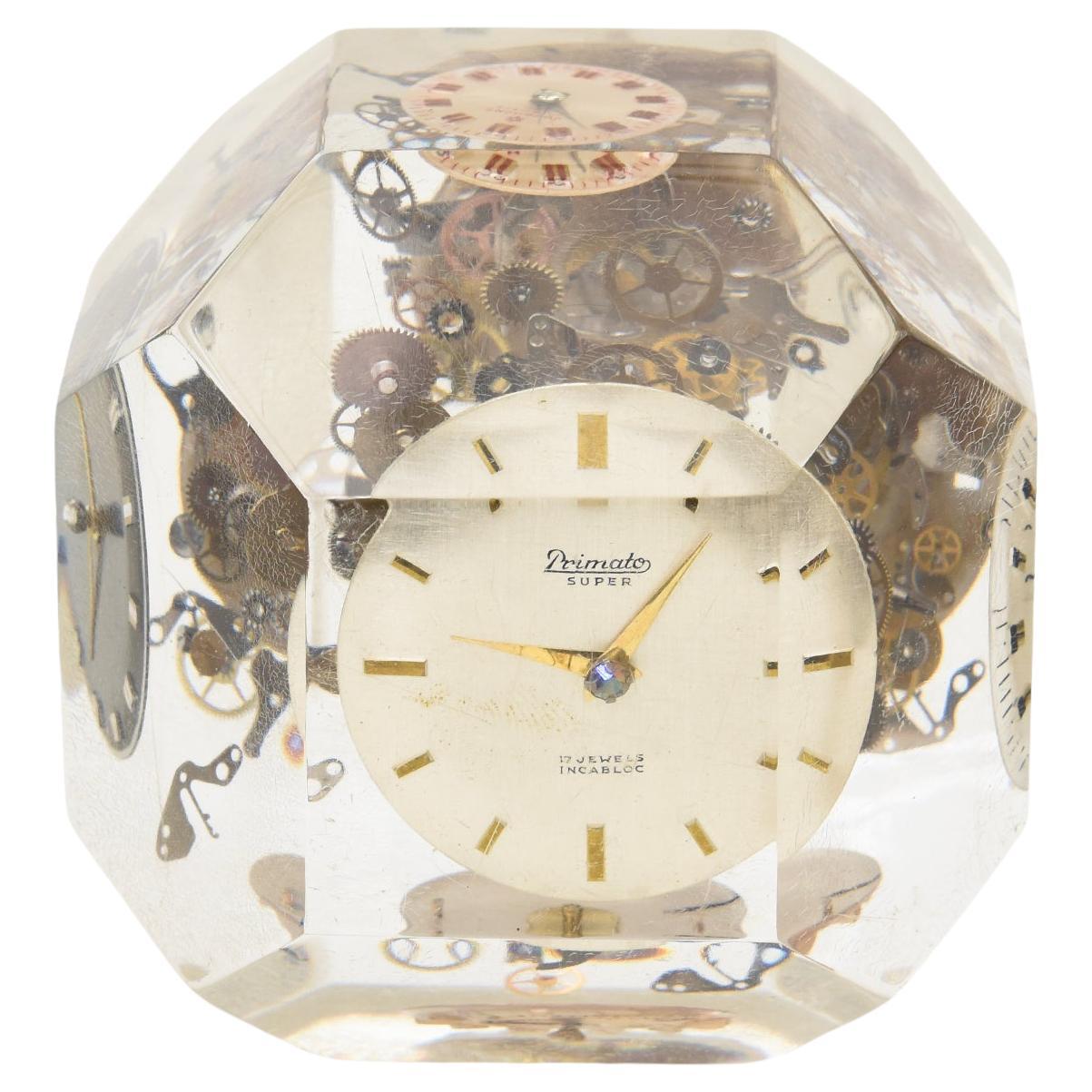 Scultura cubica o fermacarte d'epoca in lucite e metallo d'ottone con parti di orologio incastonate in vendita