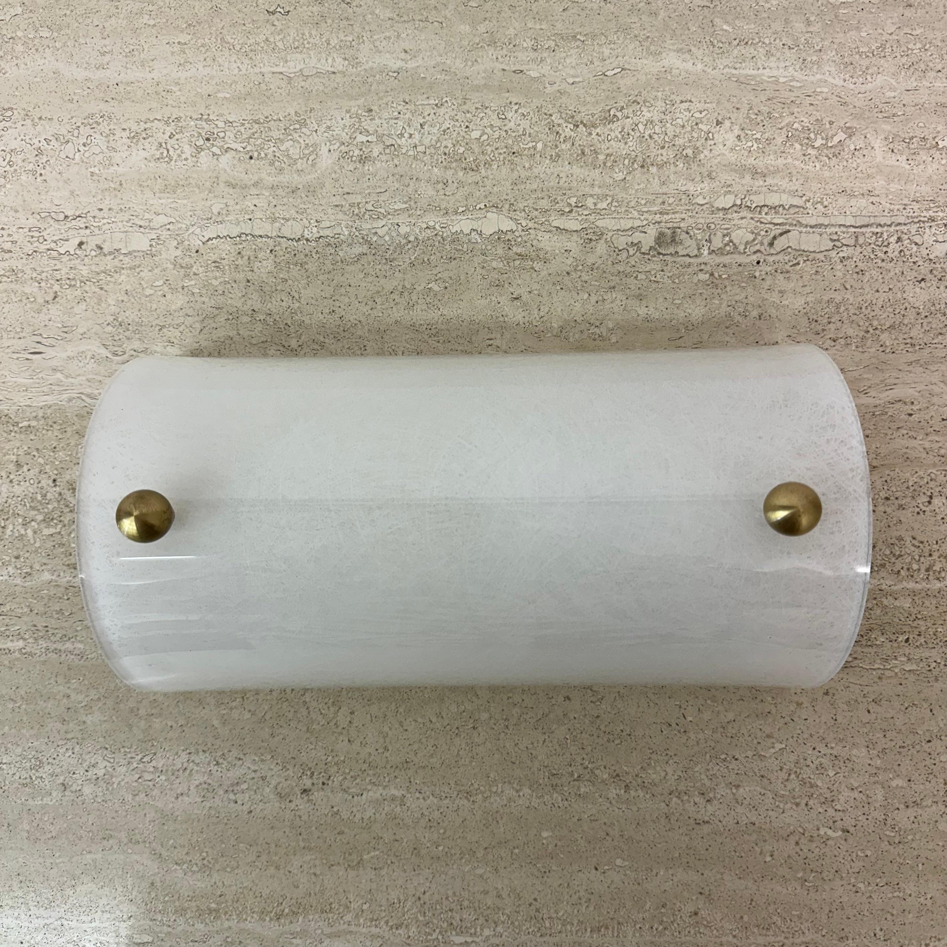 Aplique vintage de lucita y latón ,años 70

Dimensiones: 29,5cm Ancho, 16cm Fondo, 12cm Alto
Estado: Nuevo stock antiguo esta lámpara no se ha utilizado antes
Material: Lucite, latón