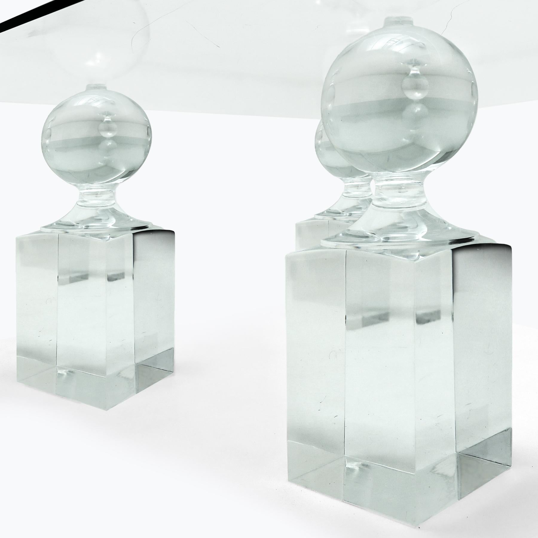 Tavolino da caffè a 4 colonne in lucite e vetro con marcatore di vincite alla roulette, anni '70 In condizioni buone in vendita a Highclere, Newbury