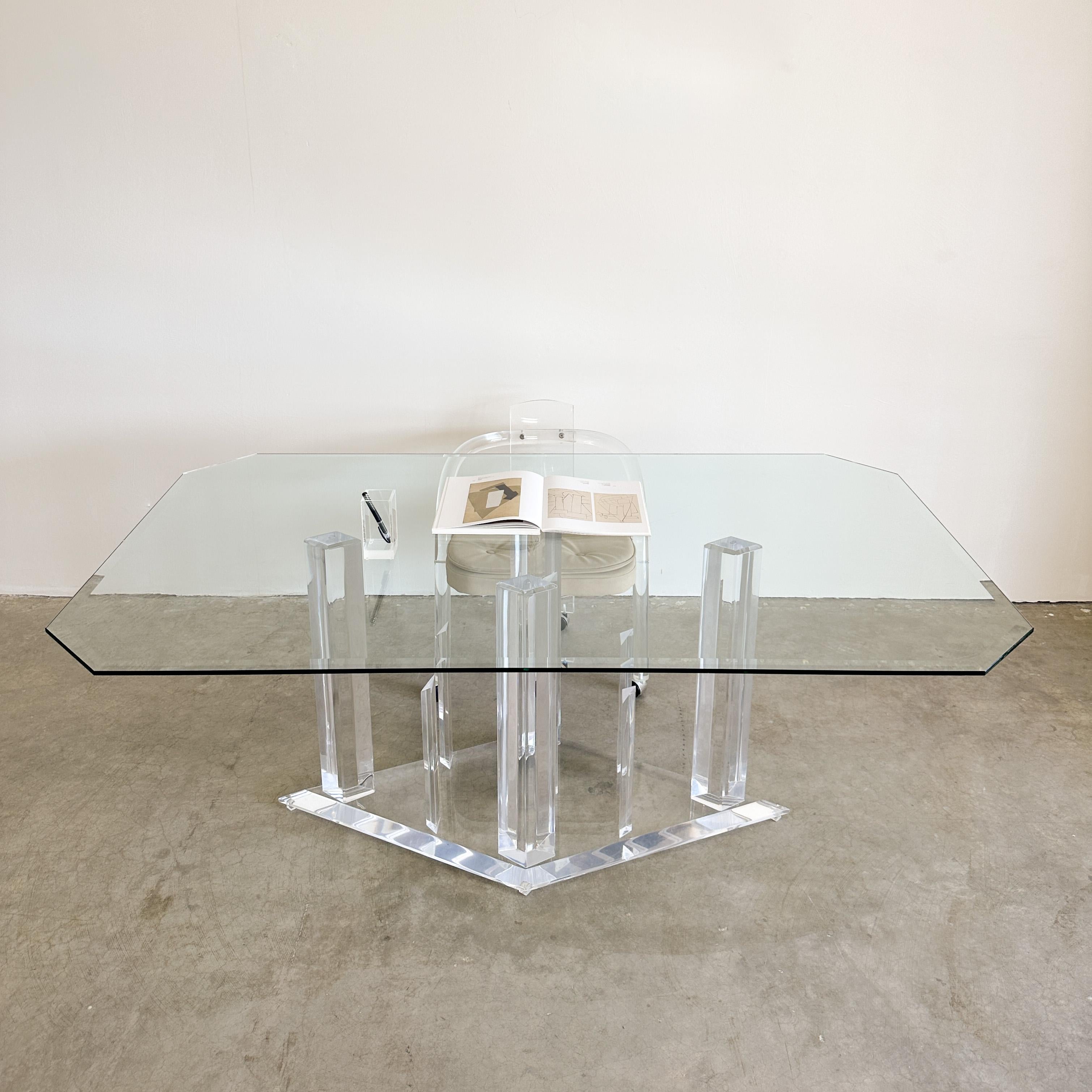 Mid-Century Modern Table de salle à manger rectangulaire vintage en lucite et verre MCM des années 70 en vente