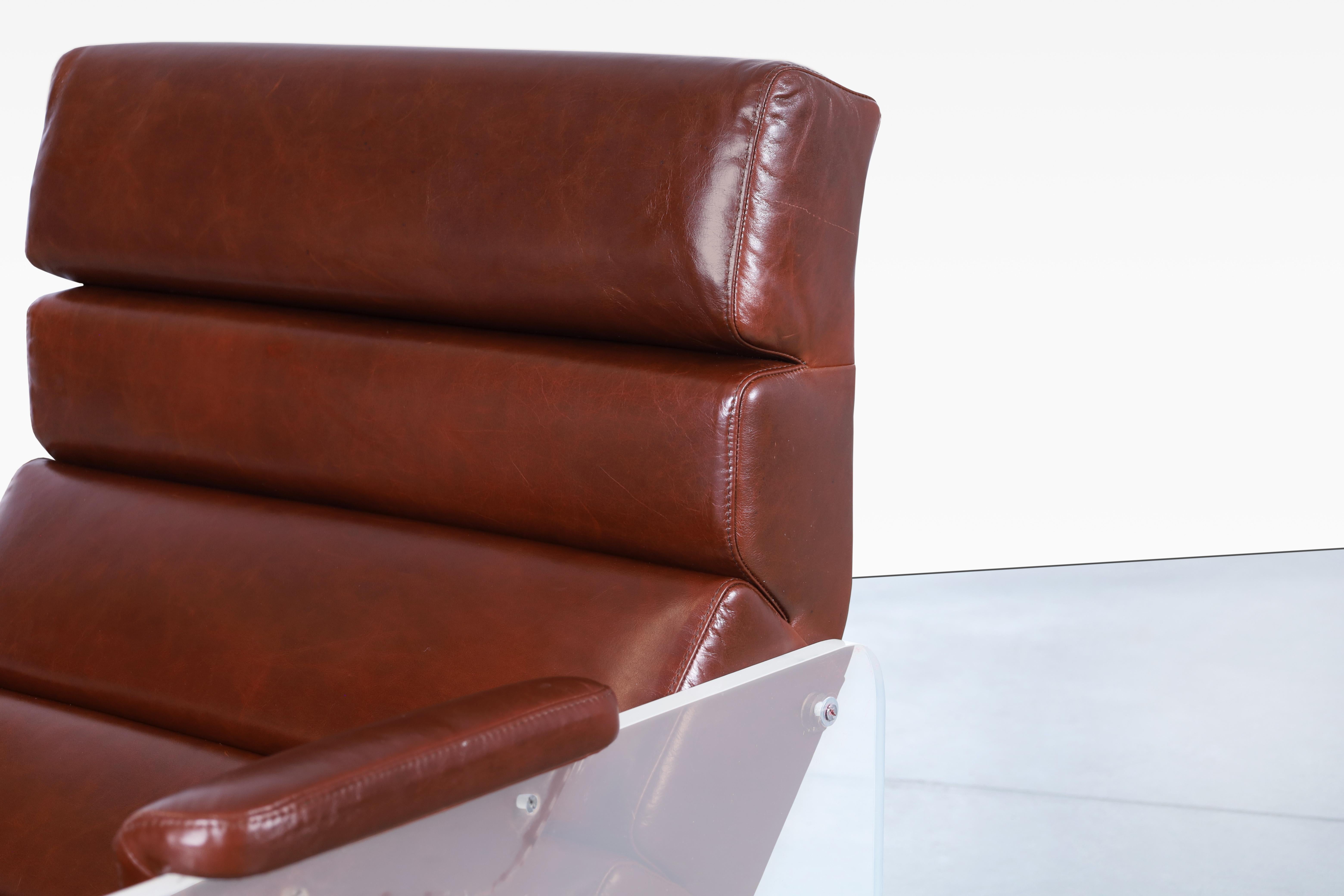 Fin du 20e siècle Chaise longue et pouf vintage en lucite et cuir en vente