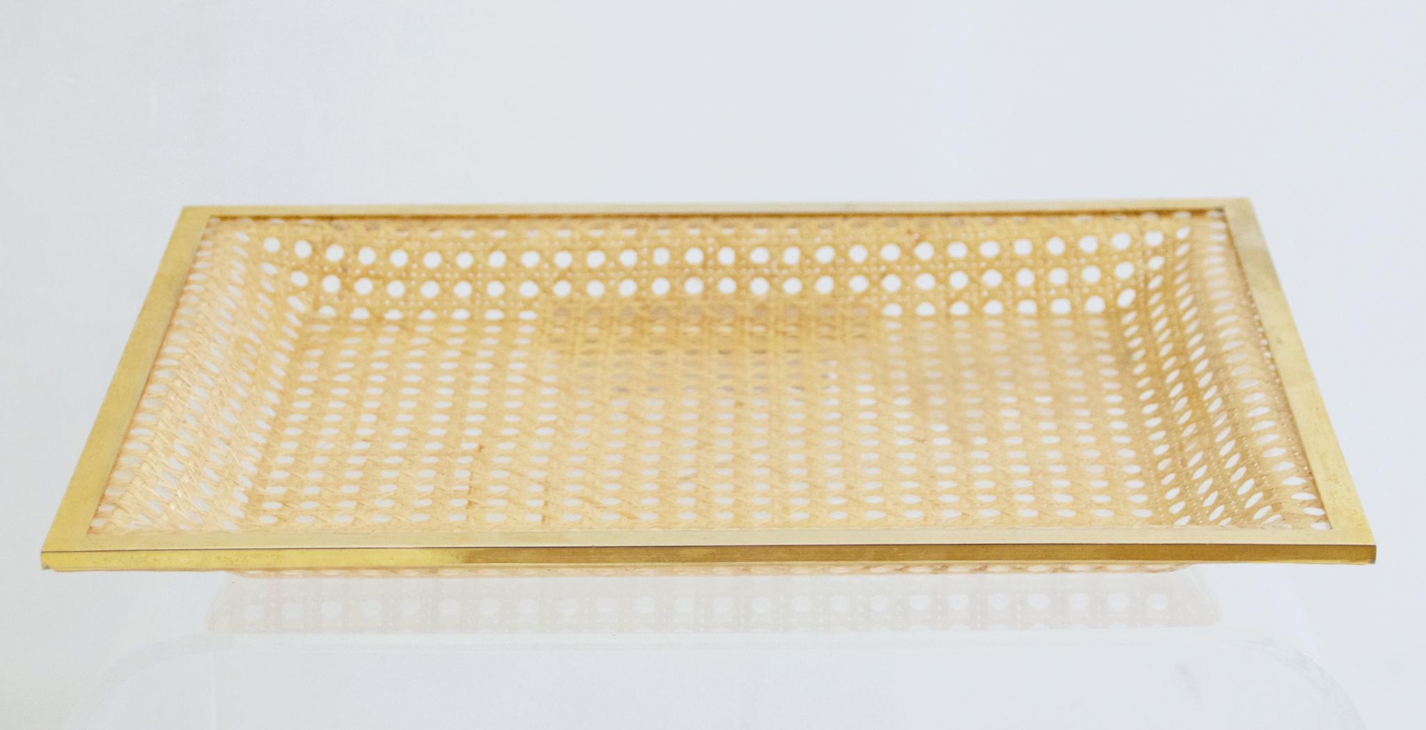 Square serving tray in Lucite with capsuled blonde rattan surrounded by a metal gold frame in the manner of Christian Dior. In very good condition.