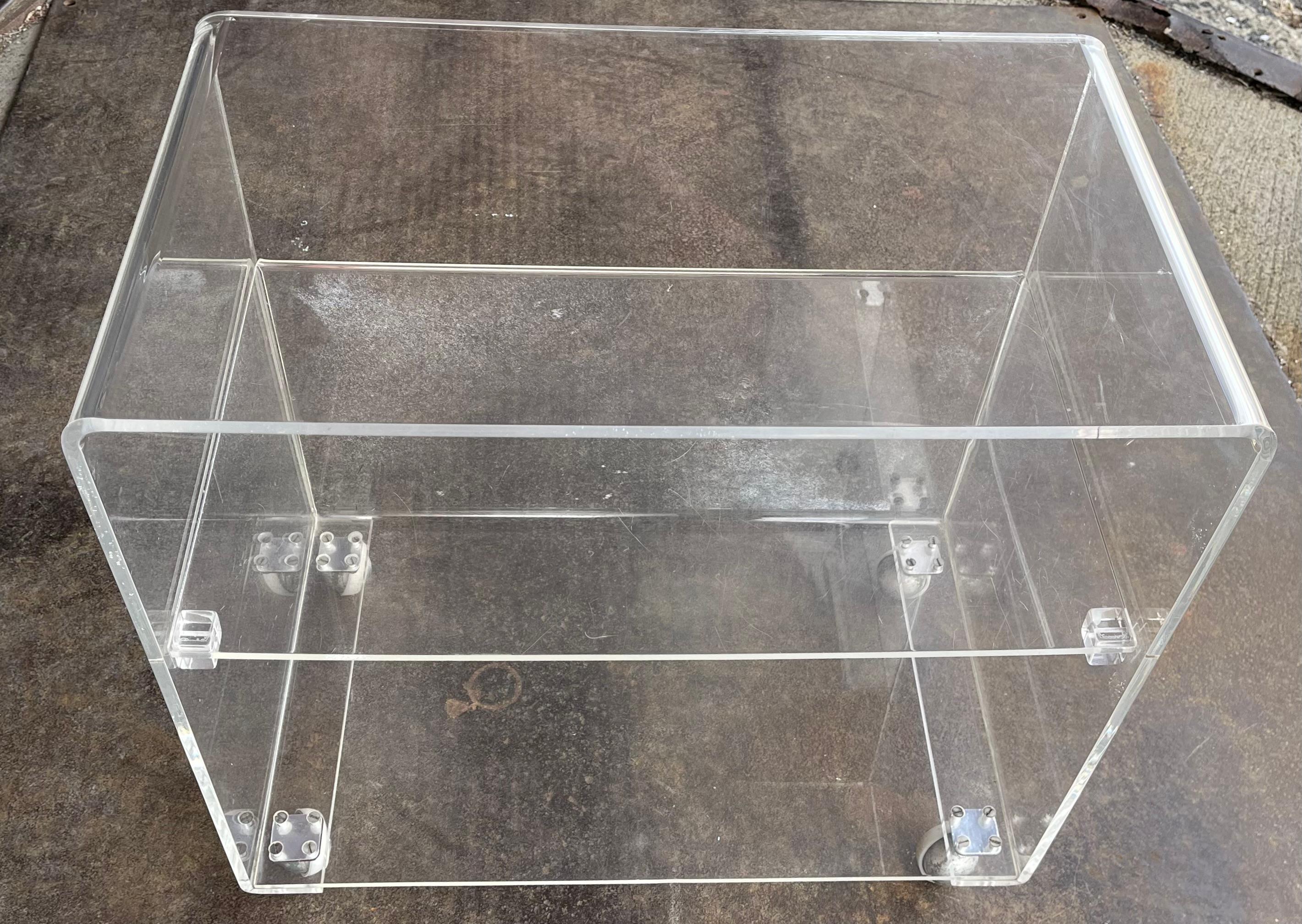 Vintage Lucite Bar servieren Rolling Cart circa 1970er Jahre (Hollywood Regency) im Angebot