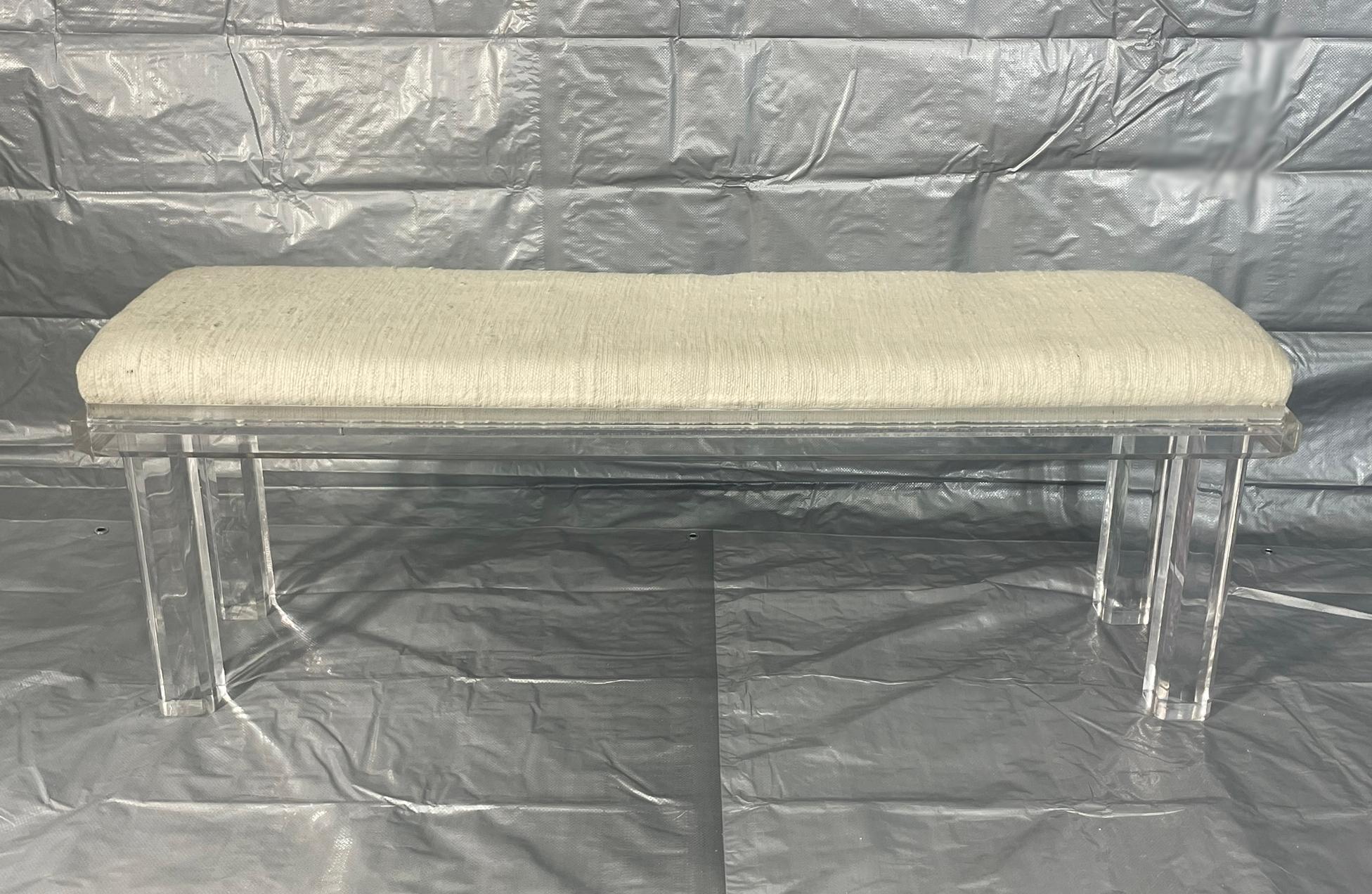 Panchina vintage in lucite progettata e prodotta negli Stati Uniti negli anni '70, nello stile distintivo di Charles Hollis Jones. Questo elegante pezzo esemplifica il glamour e la chiarezza del design Hollywood Regency e Mid-Century Modern, grazie
