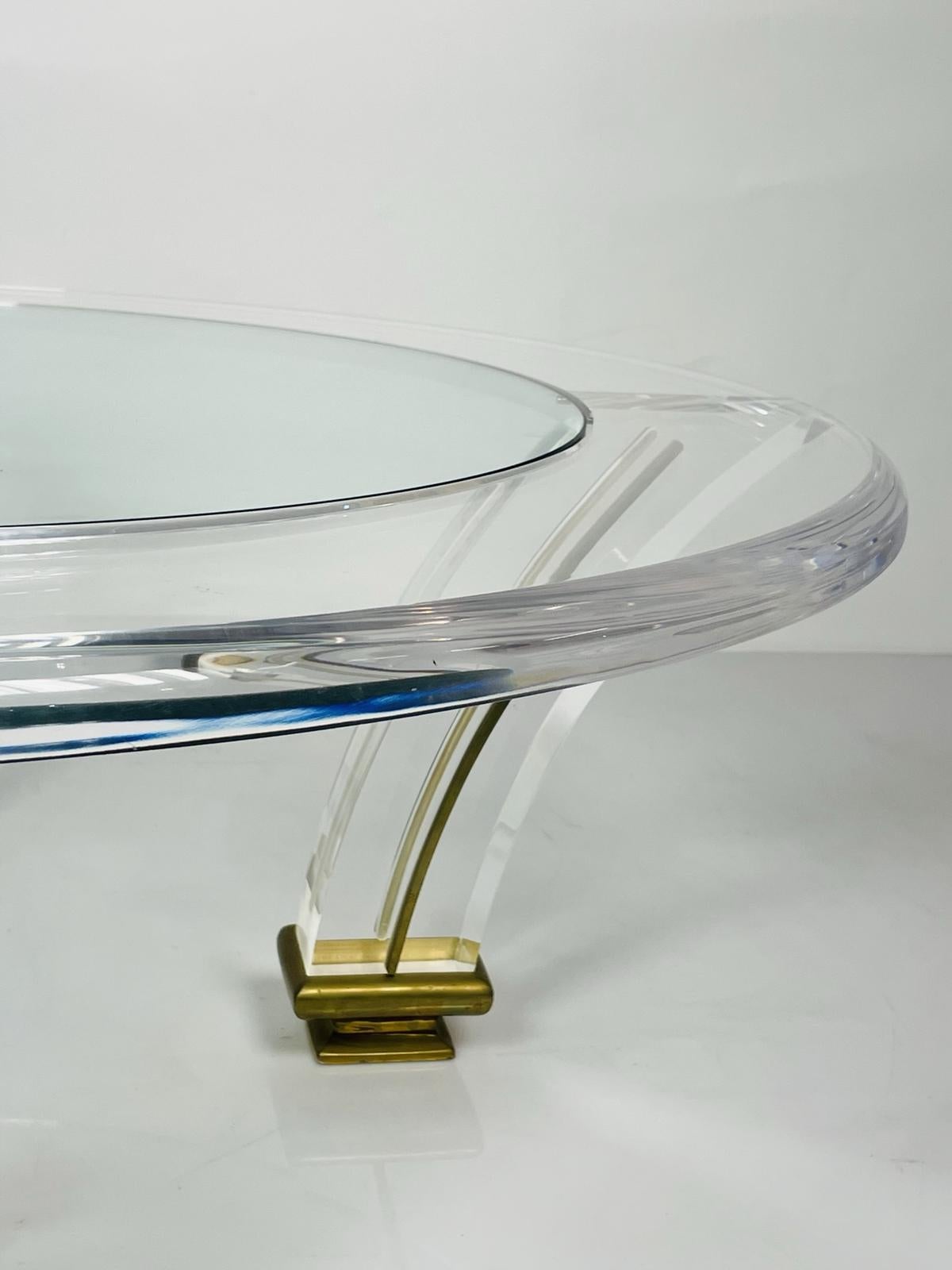 Table basse vintage en lucite et laiton en vente 7