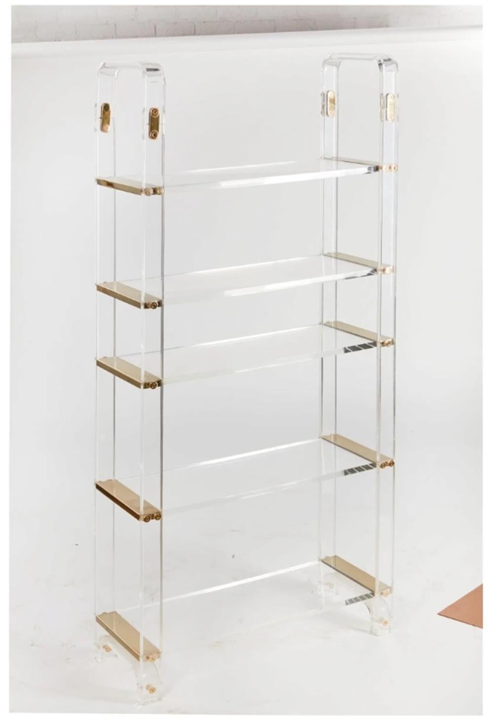 Etagere vintage in lucite e ottone nello stile di Charles Hollis Jones in vendita 2