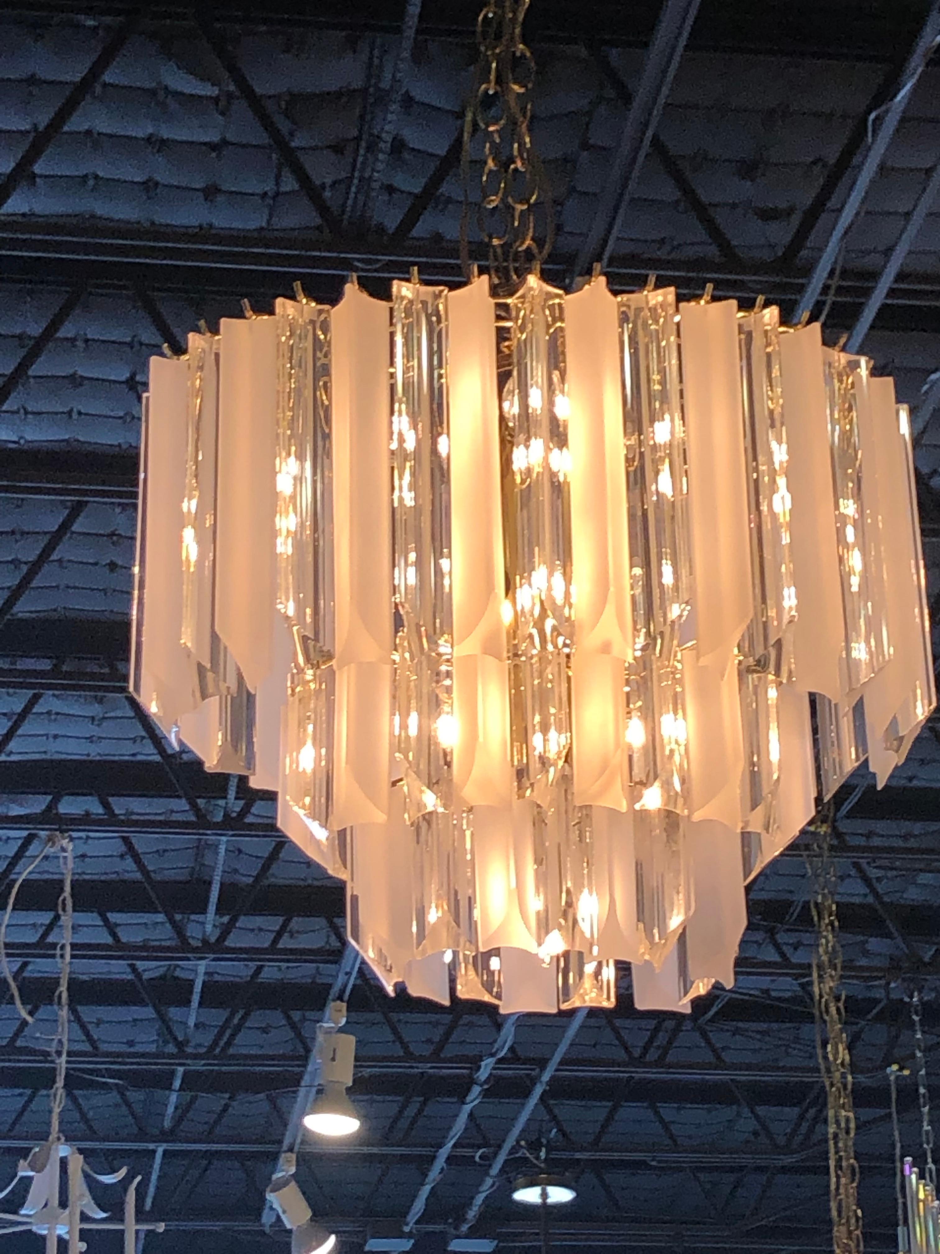 Grazioso lampadario vintage a 3 livelli in lucite, con sfere trasparenti e smerigliate. Gabbia in ottone. Contiene 11 lampadine. Nessuna scheggiatura o rottura della lucite.
Le dimensioni indicate di seguito si riferiscono solo al lampadario e non