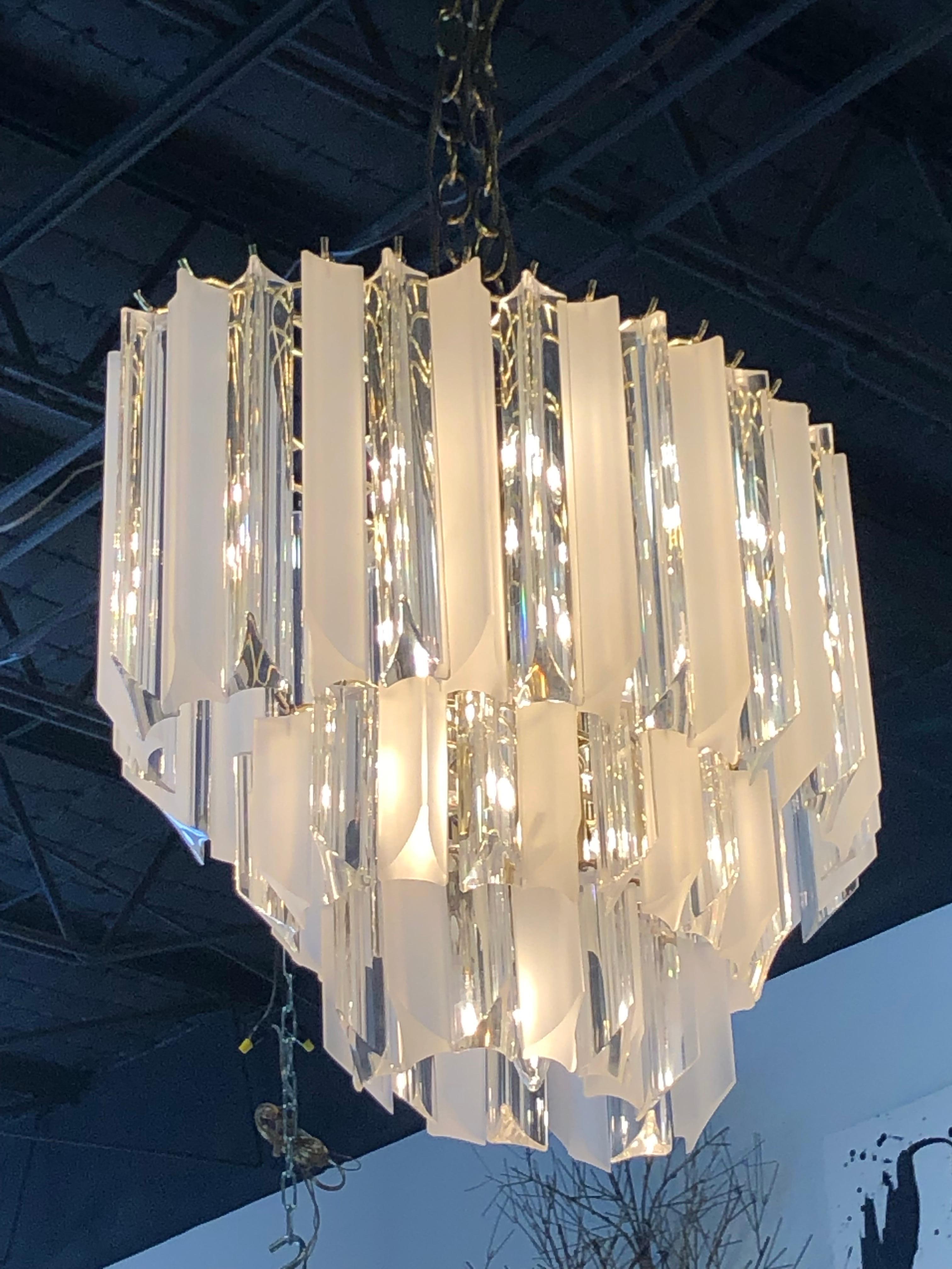 Hollywood Regency Lampadario vintage a tre piani in lucite trasparente e smerigliata Ottone in vendita