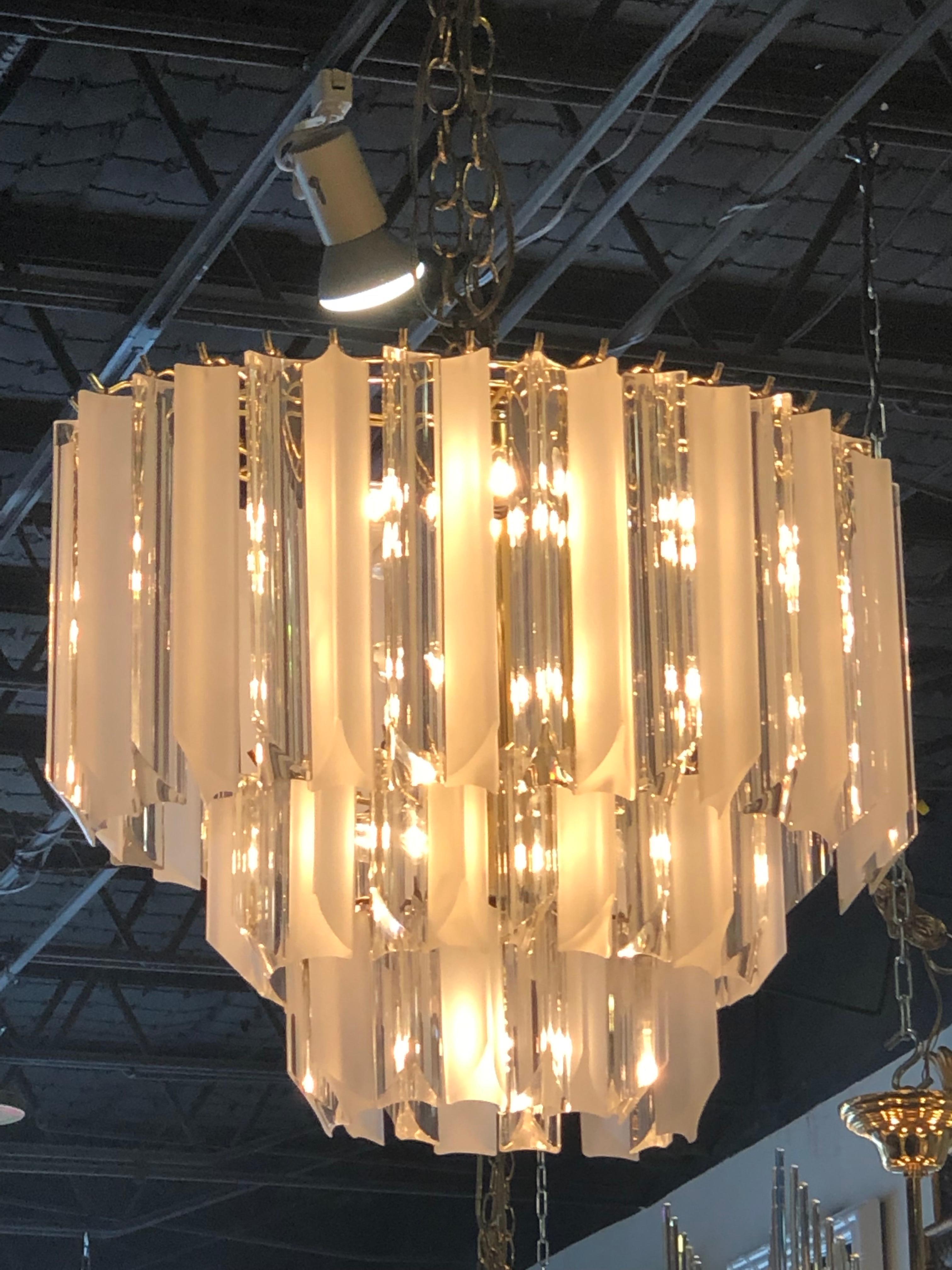Lampadario vintage a tre piani in lucite trasparente e smerigliata Ottone in vendita 1