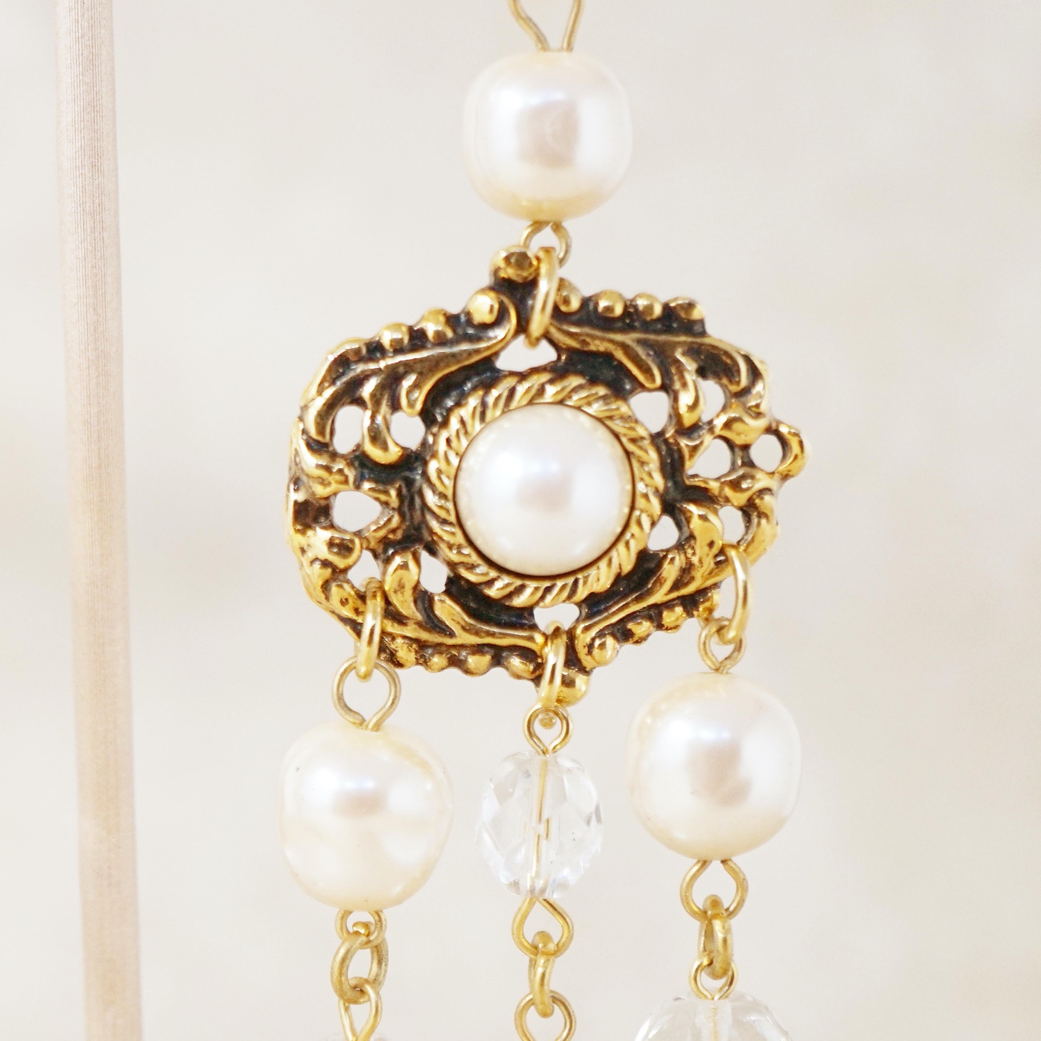 Lucite-, Kristall- und Perlen-Kronleuchter-Ohrringe von Gianni De Liguoro, 1980er Jahre im Zustand „Hervorragend“ im Angebot in McKinney, TX