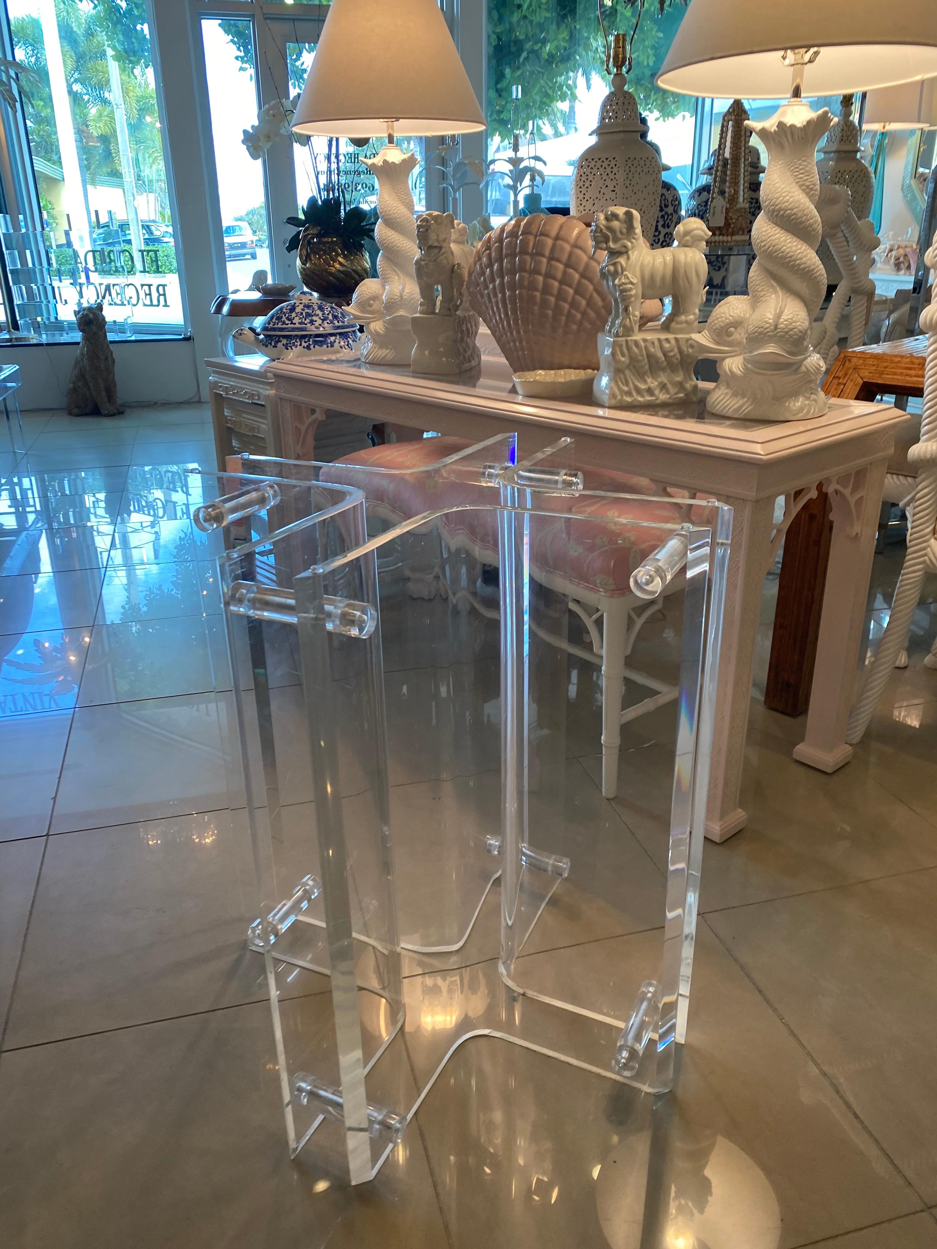 Vintage lucite Dining, Entry or Center Table Base Geometric Peg In Excellent Condition In West Palm Beach, FL