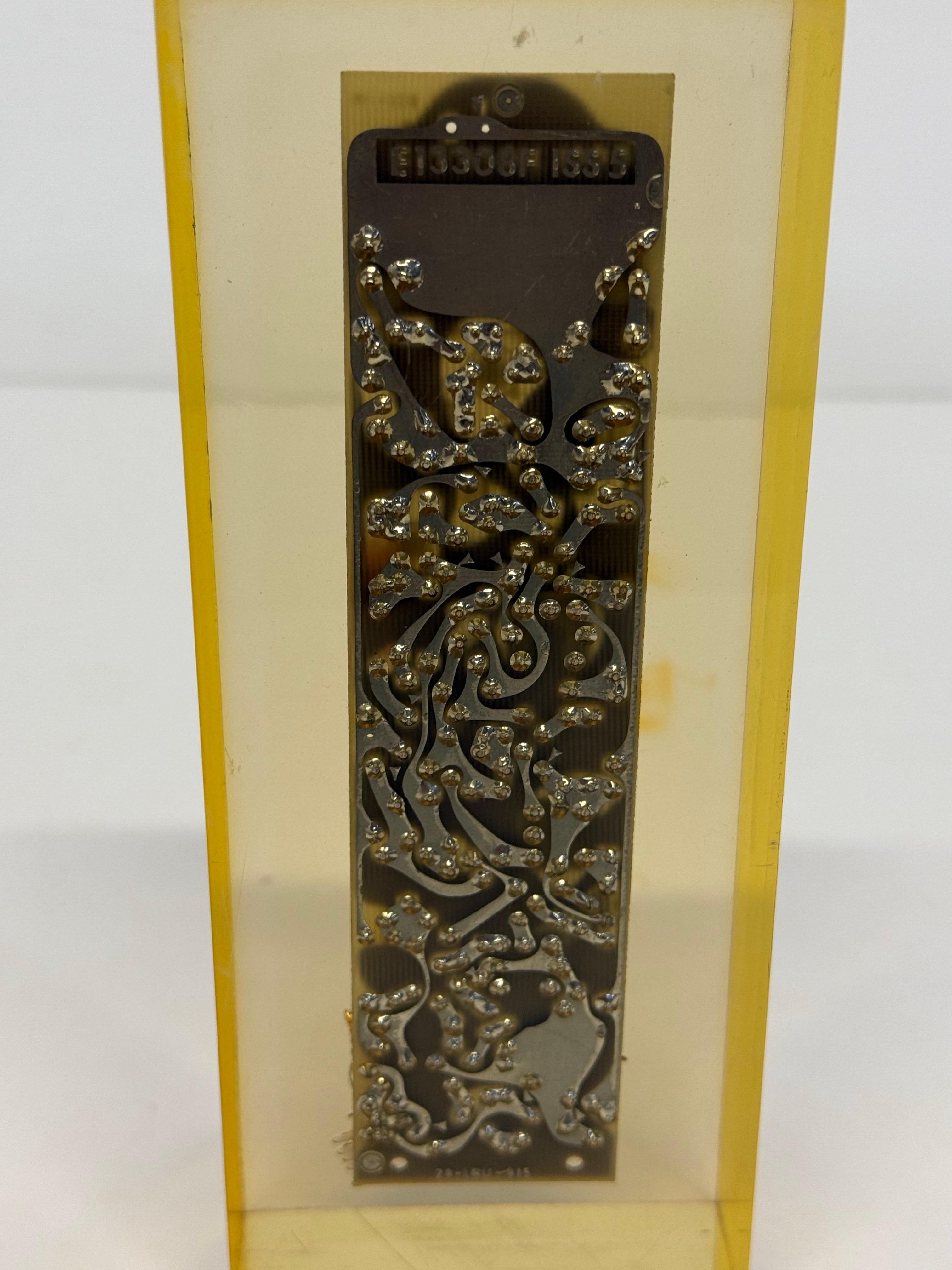 Scultura fermacarte vintage in lucite con chip di computer, Spagna, anni '80 in vendita 3