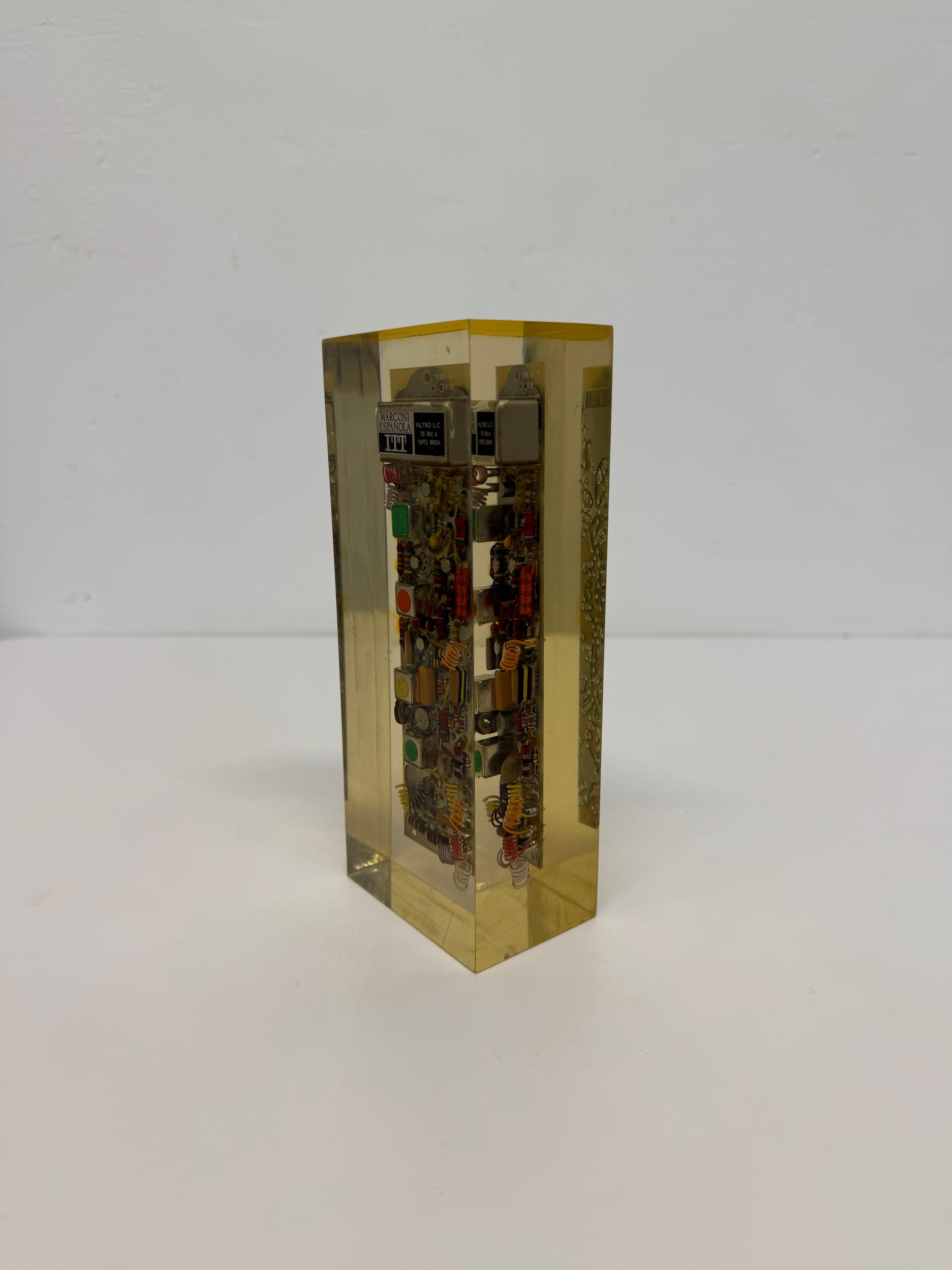 Scultura fermacarte in resina lucida contenente chip di computer della ITT Marconi Espanola, alla maniera di Enzo Mari, circa anni '80.