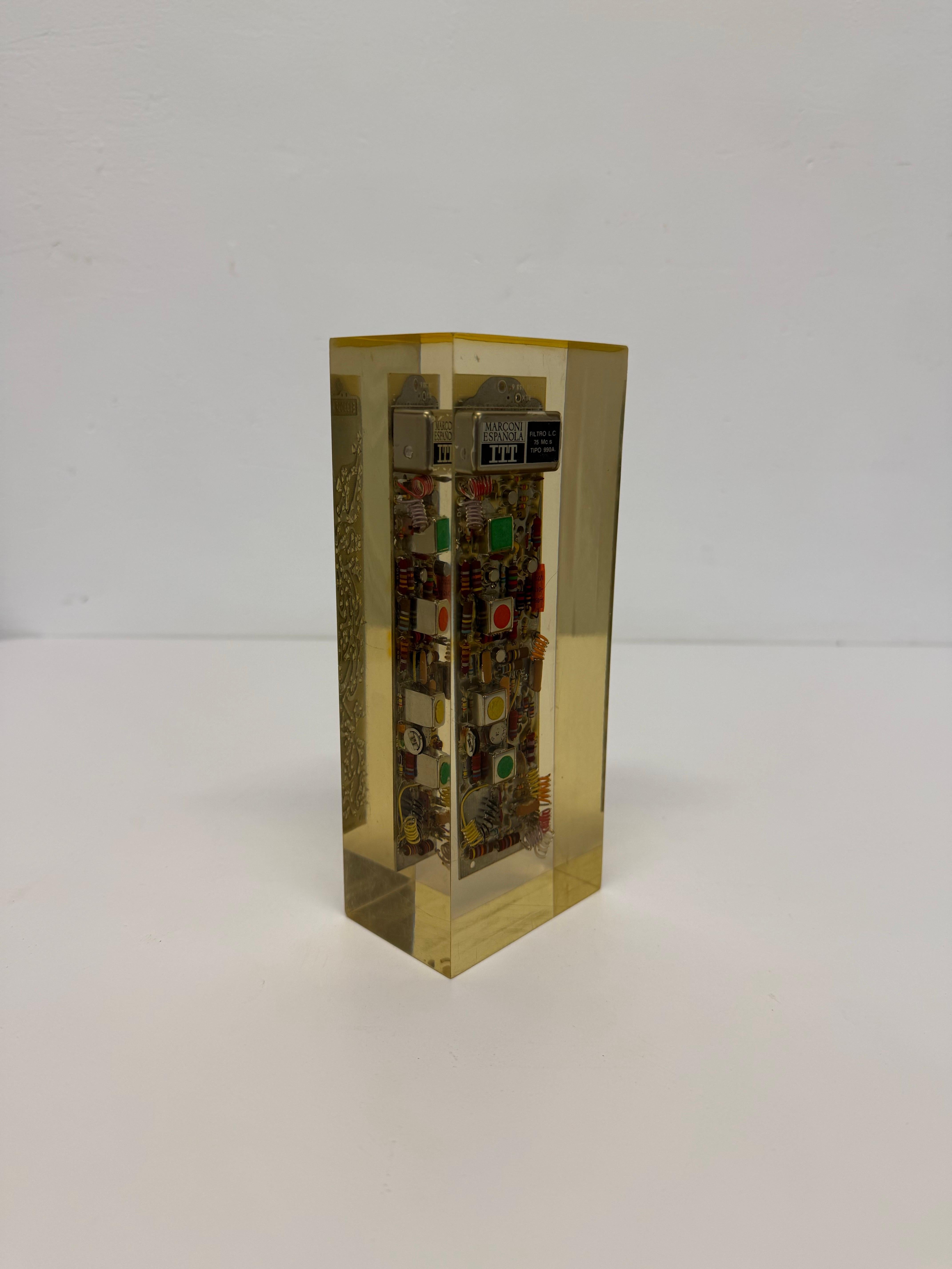 Moderno Scultura fermacarte vintage in lucite con chip di computer, Spagna, anni '80 in vendita