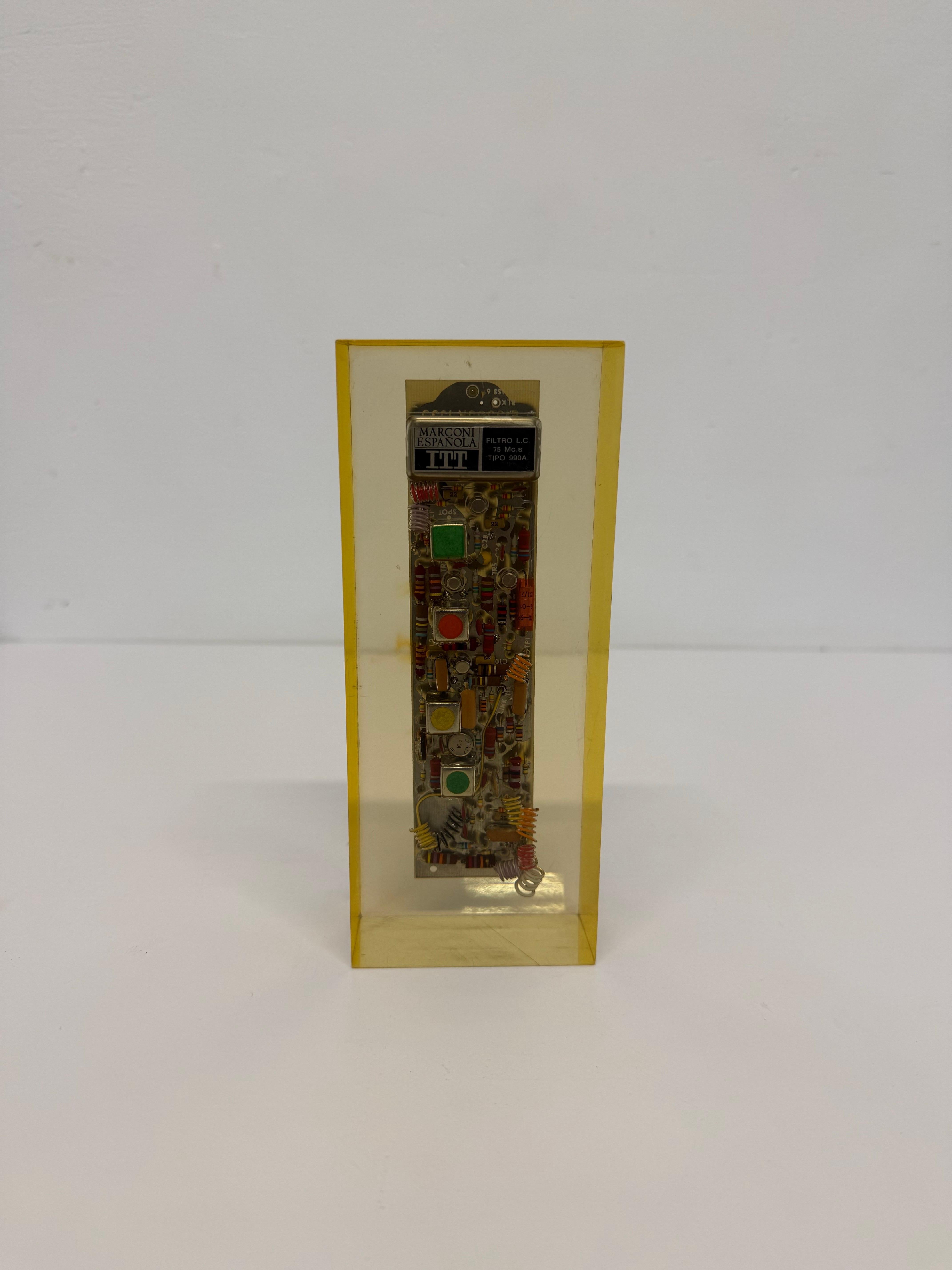 Scultura fermacarte vintage in lucite con chip di computer, Spagna, anni '80 In condizioni buone in vendita a Miami, FL