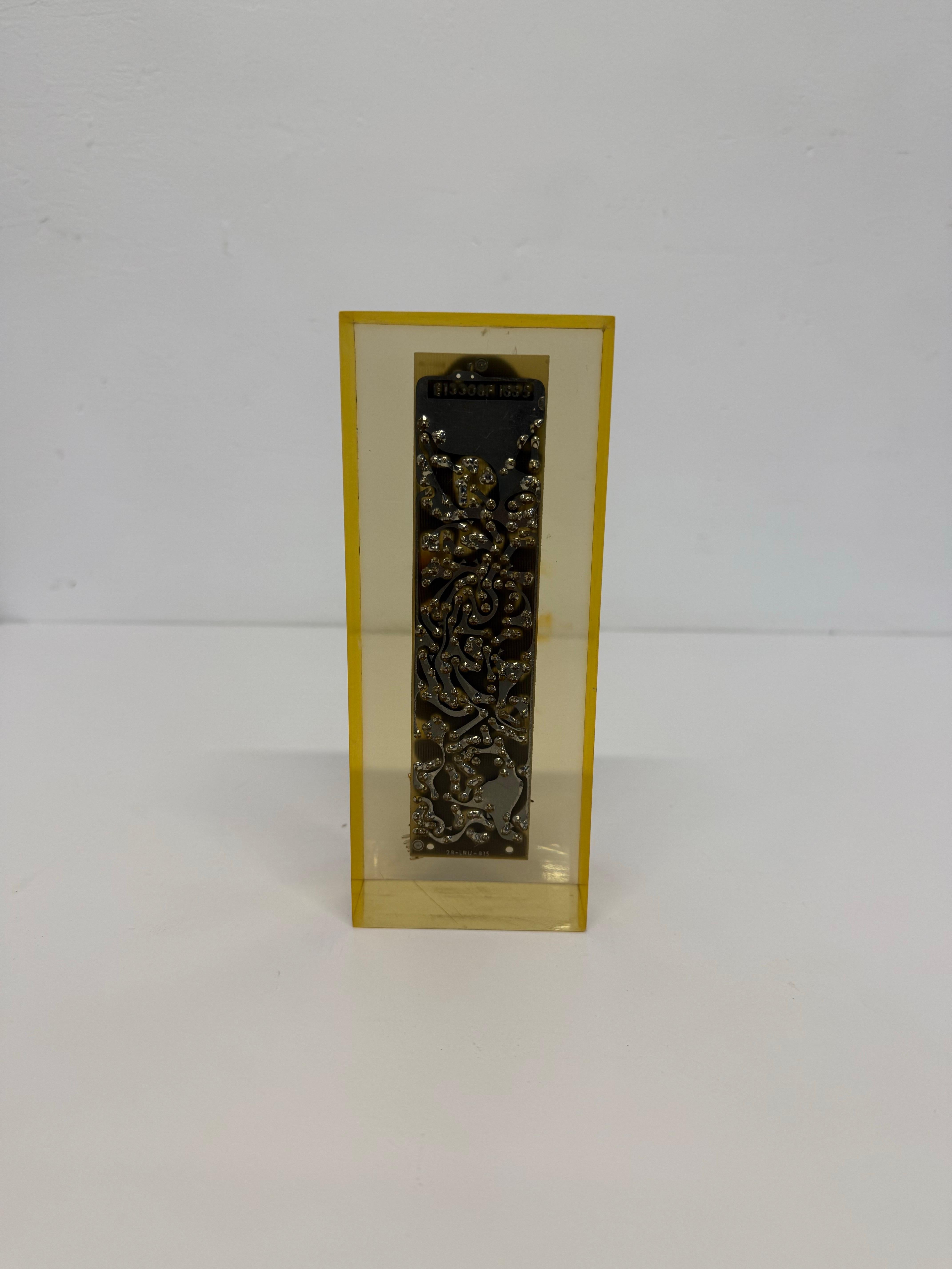 XX secolo Scultura fermacarte vintage in lucite con chip di computer, Spagna, anni '80 in vendita