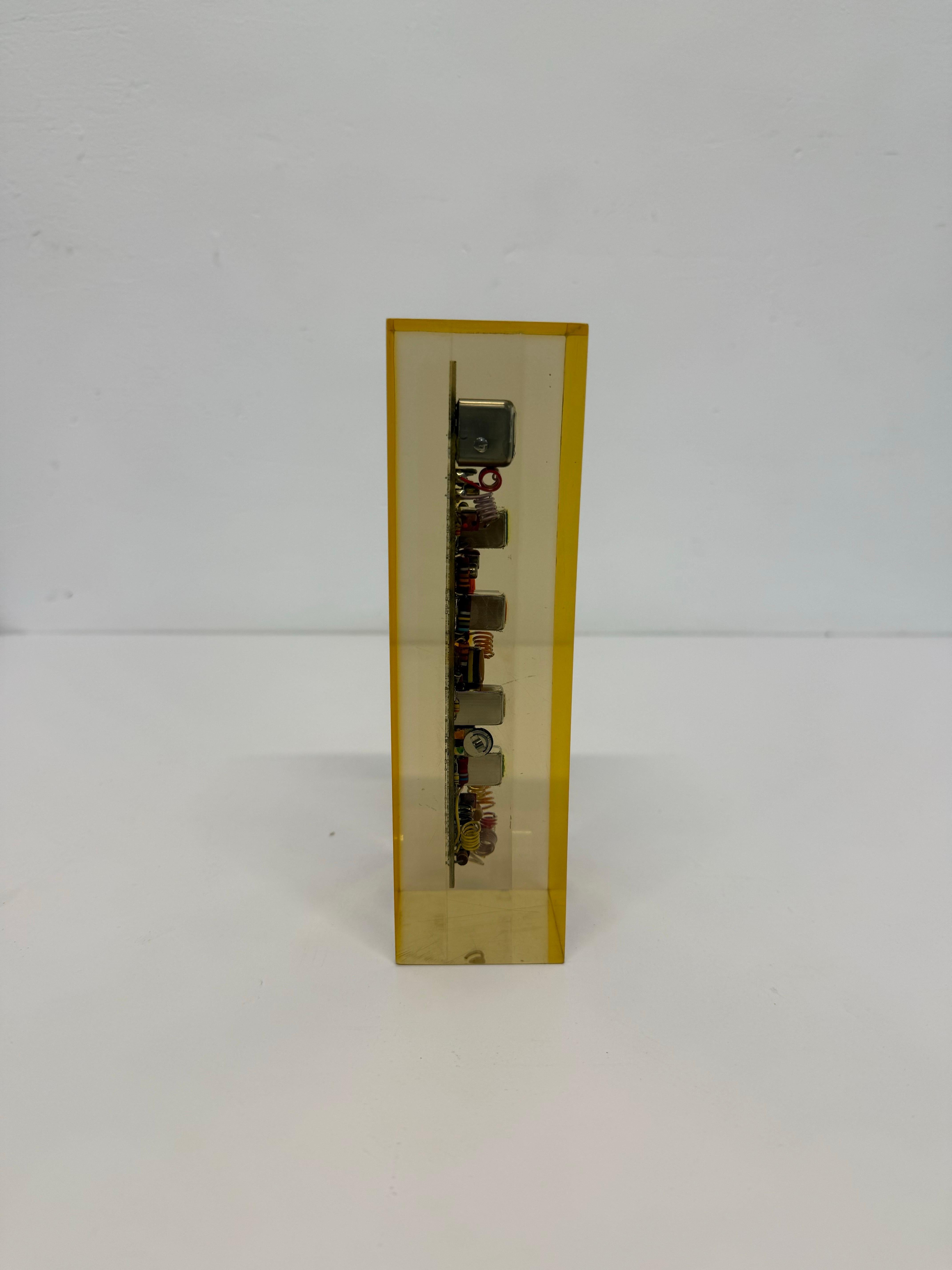 Lucite Scultura fermacarte vintage in lucite con chip di computer, Spagna, anni '80 in vendita