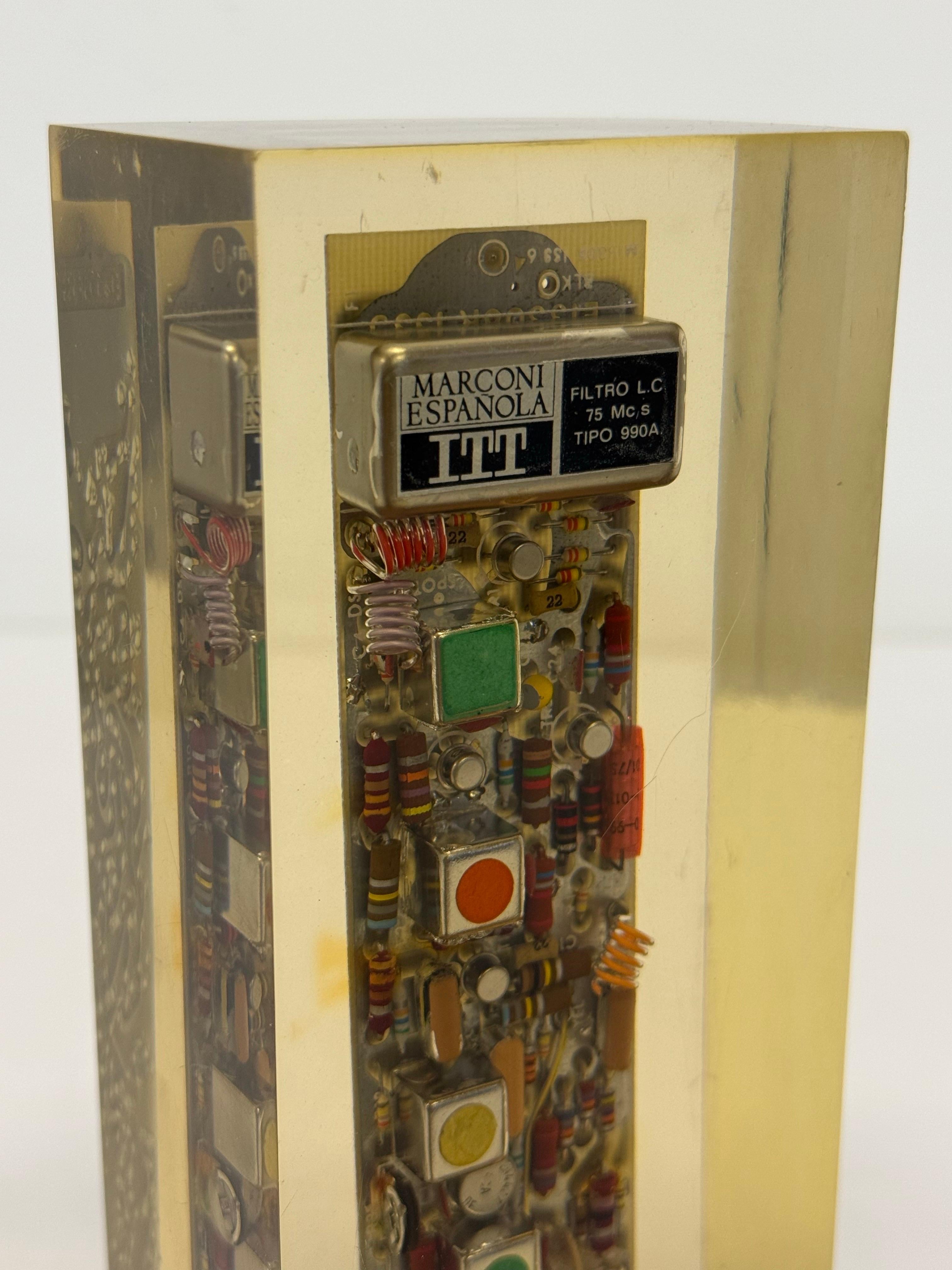 Scultura fermacarte vintage in lucite con chip di computer, Spagna, anni '80 in vendita 1