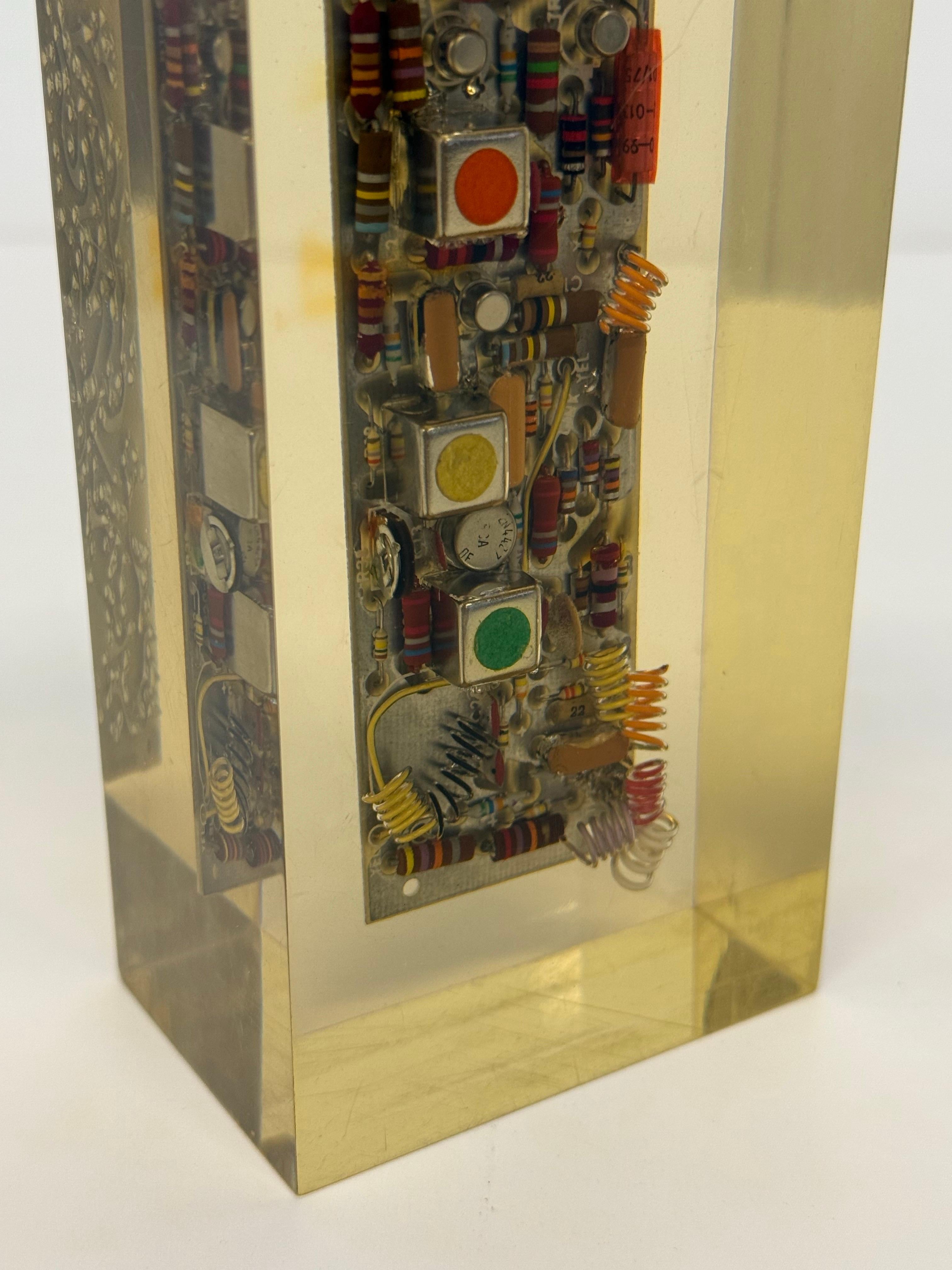 Scultura fermacarte vintage in lucite con chip di computer, Spagna, anni '80 in vendita 2