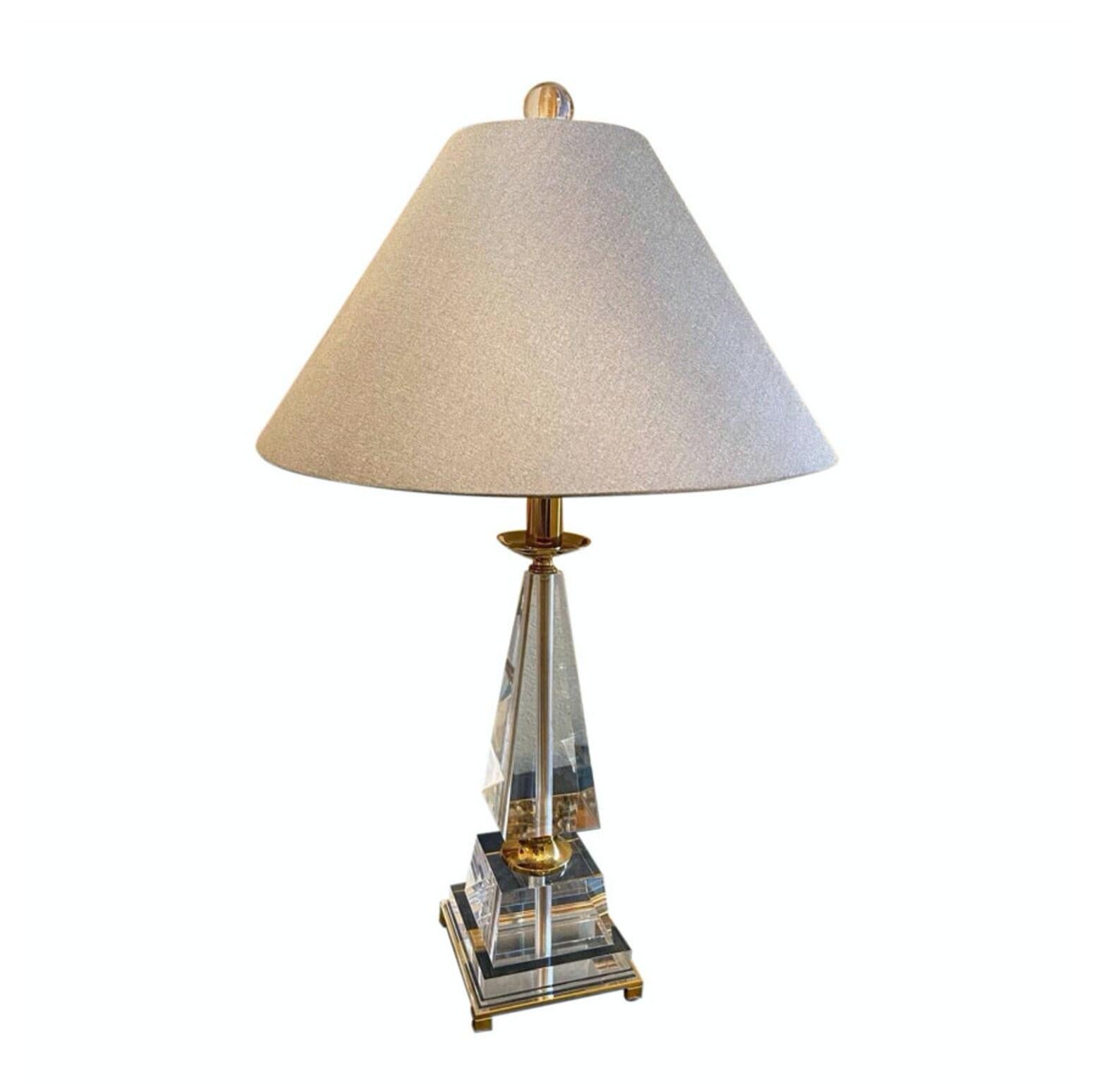 Lampe de bureau vintage en lucite géométrique en laiton doré en vente 5