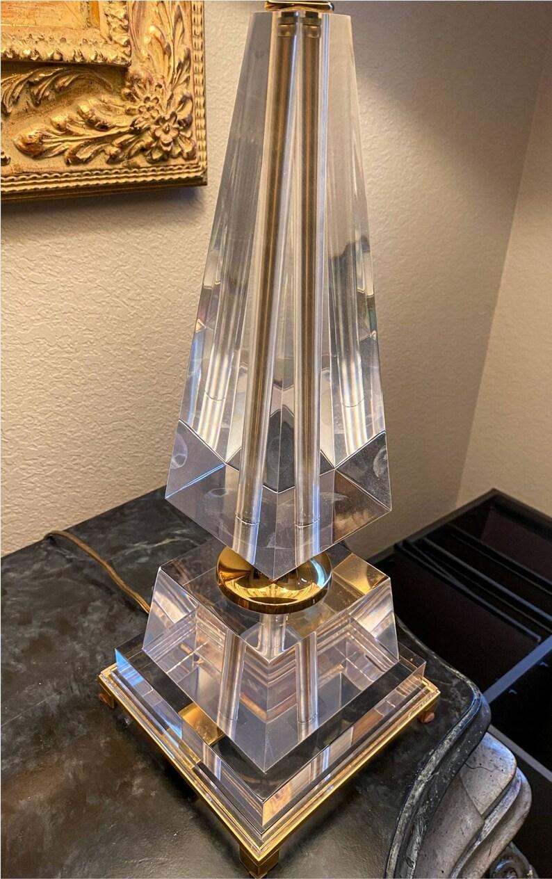 Vintage Lucite Geometric Gilt Brass Table Lamp In Good Condition For Sale In Forney, TX