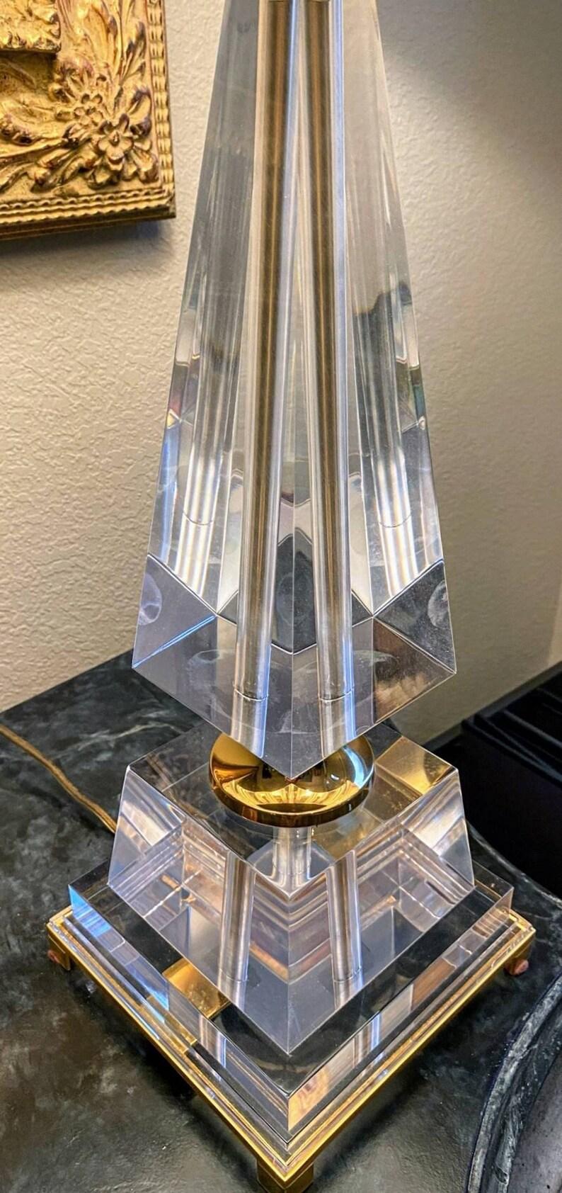 20ième siècle Lampe de bureau vintage en lucite géométrique en laiton doré en vente