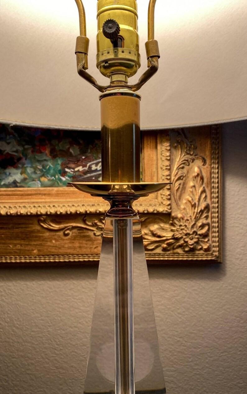 Vintage Lucite Geometric Gilt Brass Table Lamp For Sale 1