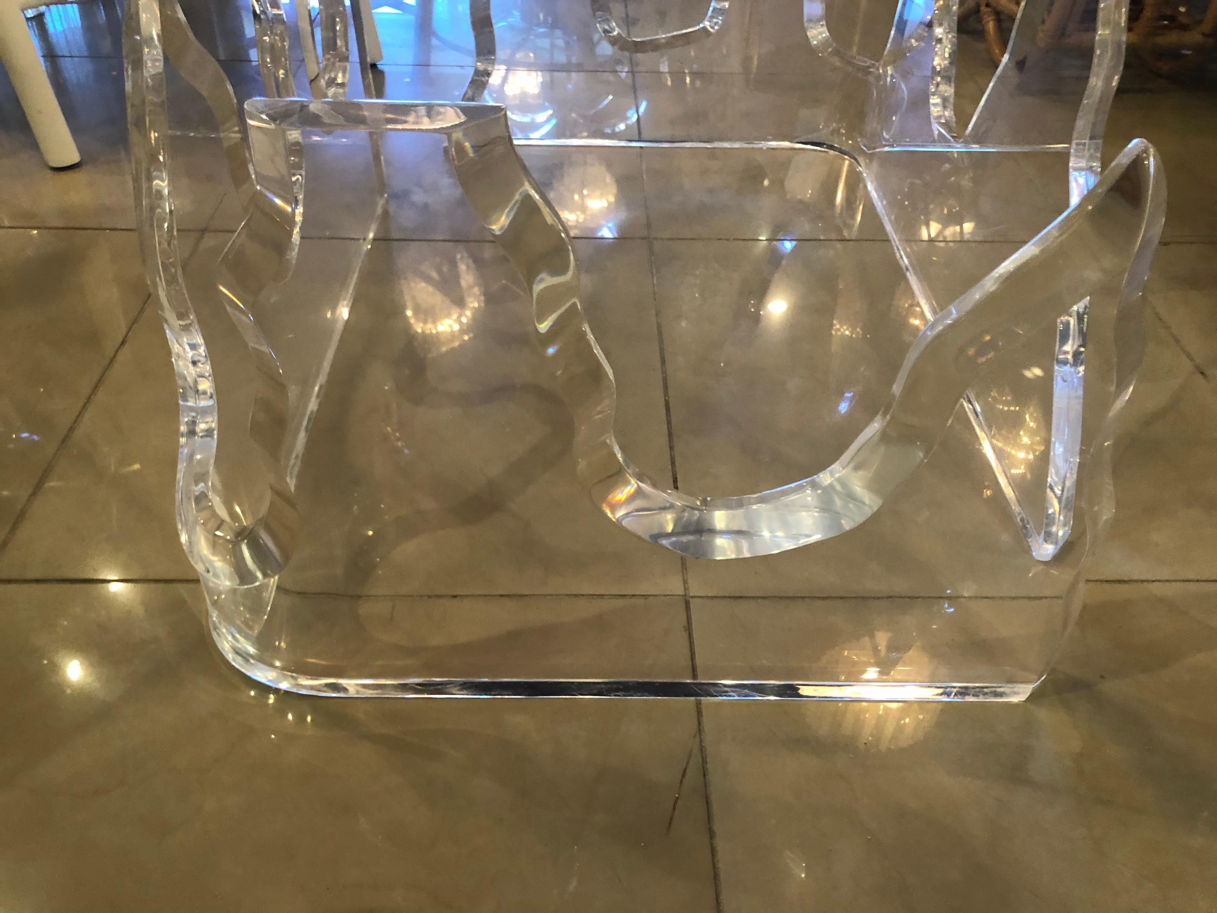 Base à café vintage en Lucite, deux pièces. Celle-ci peut être carrée ou rectangulaire. Vous devrez ajouter votre plateau en verre ou en bois.