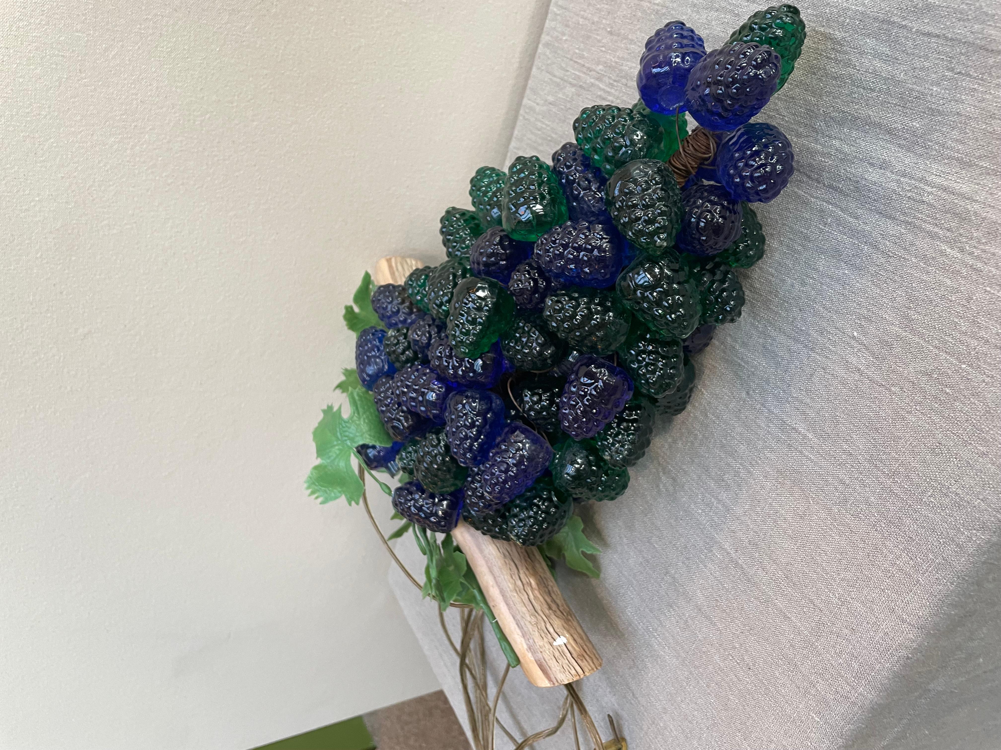 Vintage Lucite Grape Cluster Table Lamp, Mid-Century In Fair Condition For Sale In Northport, MI