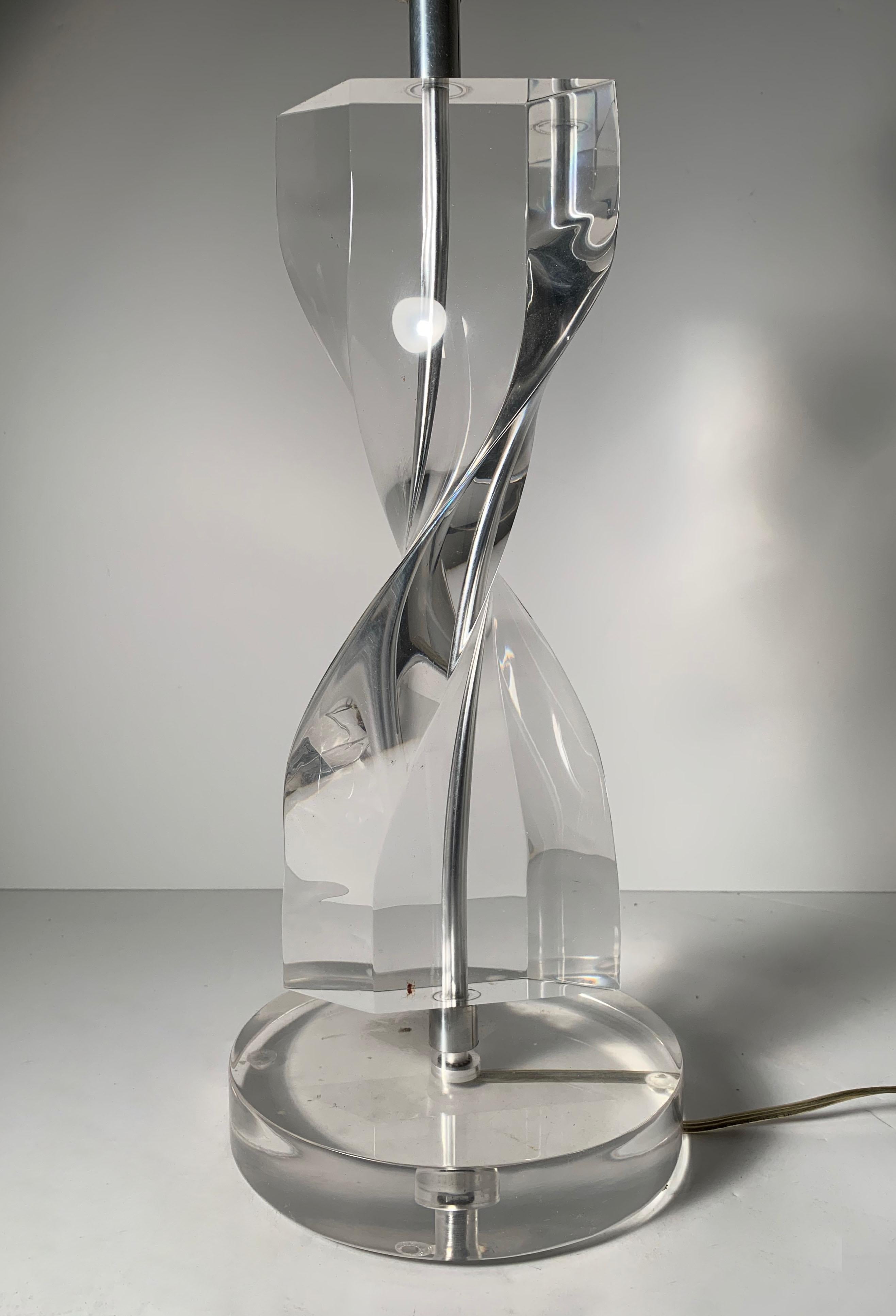 Mid-Century Modern Lampe vintage Helix Twist en Lucite de Herbert Ritts pour Astrolite Californie en vente