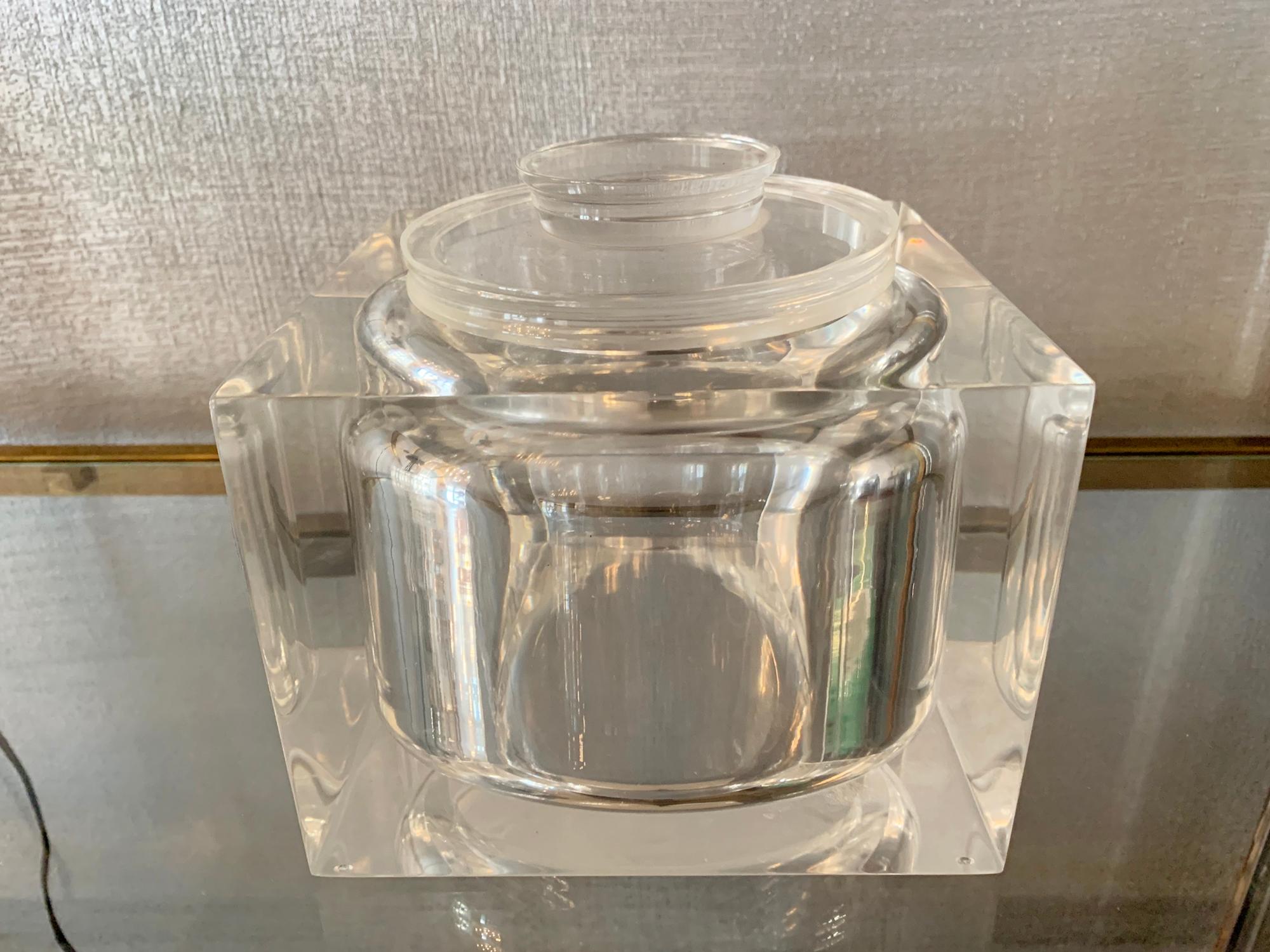 Beautiful Lucite bucket from the 190s in very good condition, free of chips or cracks.
Measurements: 6.5