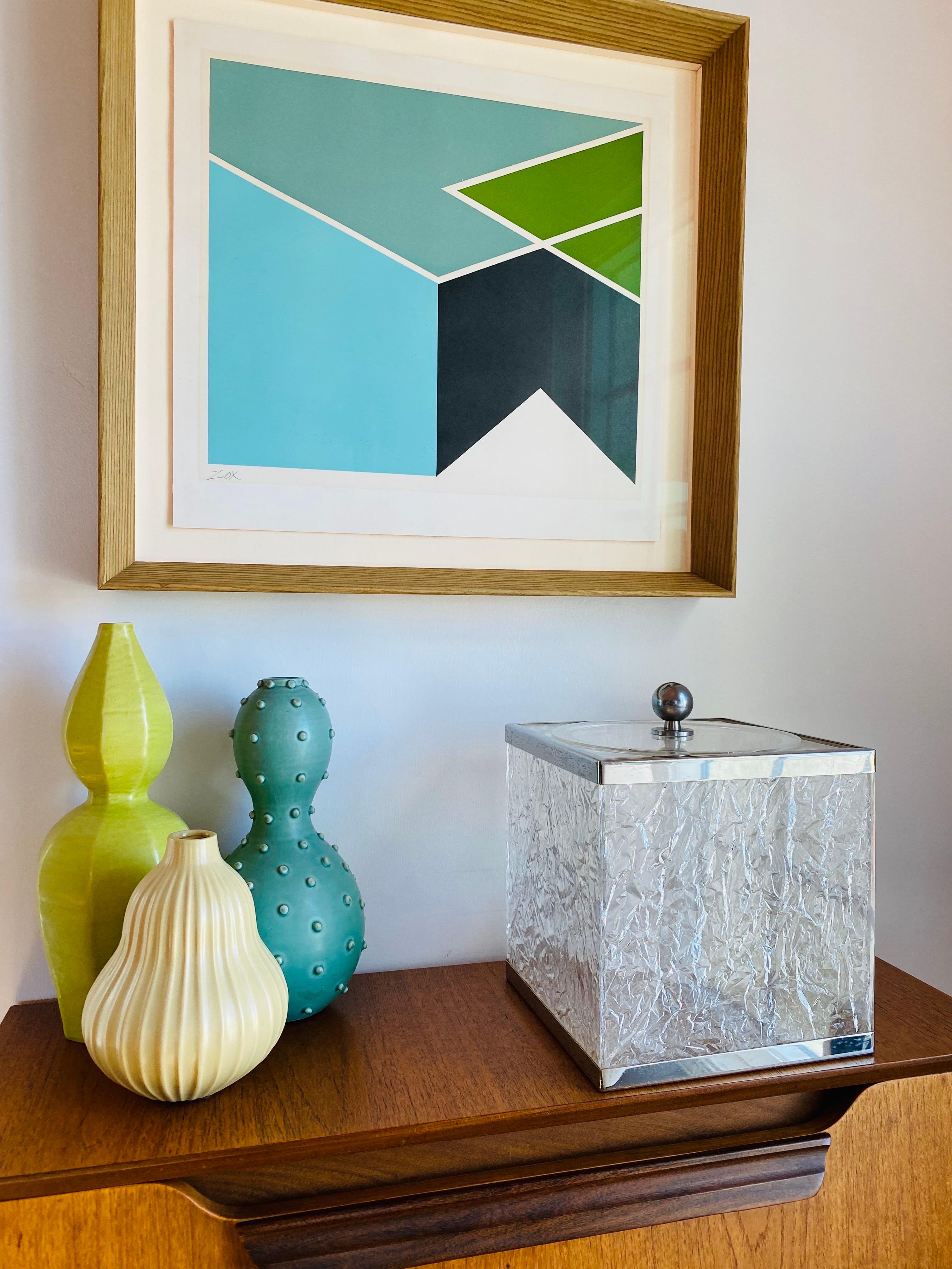 Midcentury ice bucket in lucite ice effect and steel in the style of the Italian designer Willy Rizzo. Made in Italy in the 1970s. Sculptural and Chic.

Mid-Century, Hollywood Regency, Art Deco, Eclectic, Coastal, Modern, Boho, Organic Modern,