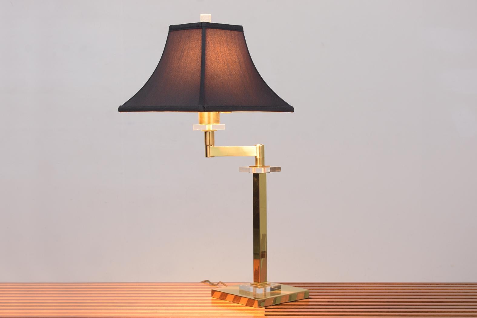 Handcrafted Mid-Century Modern Brass and Lucite Table Lamp For Sale 8