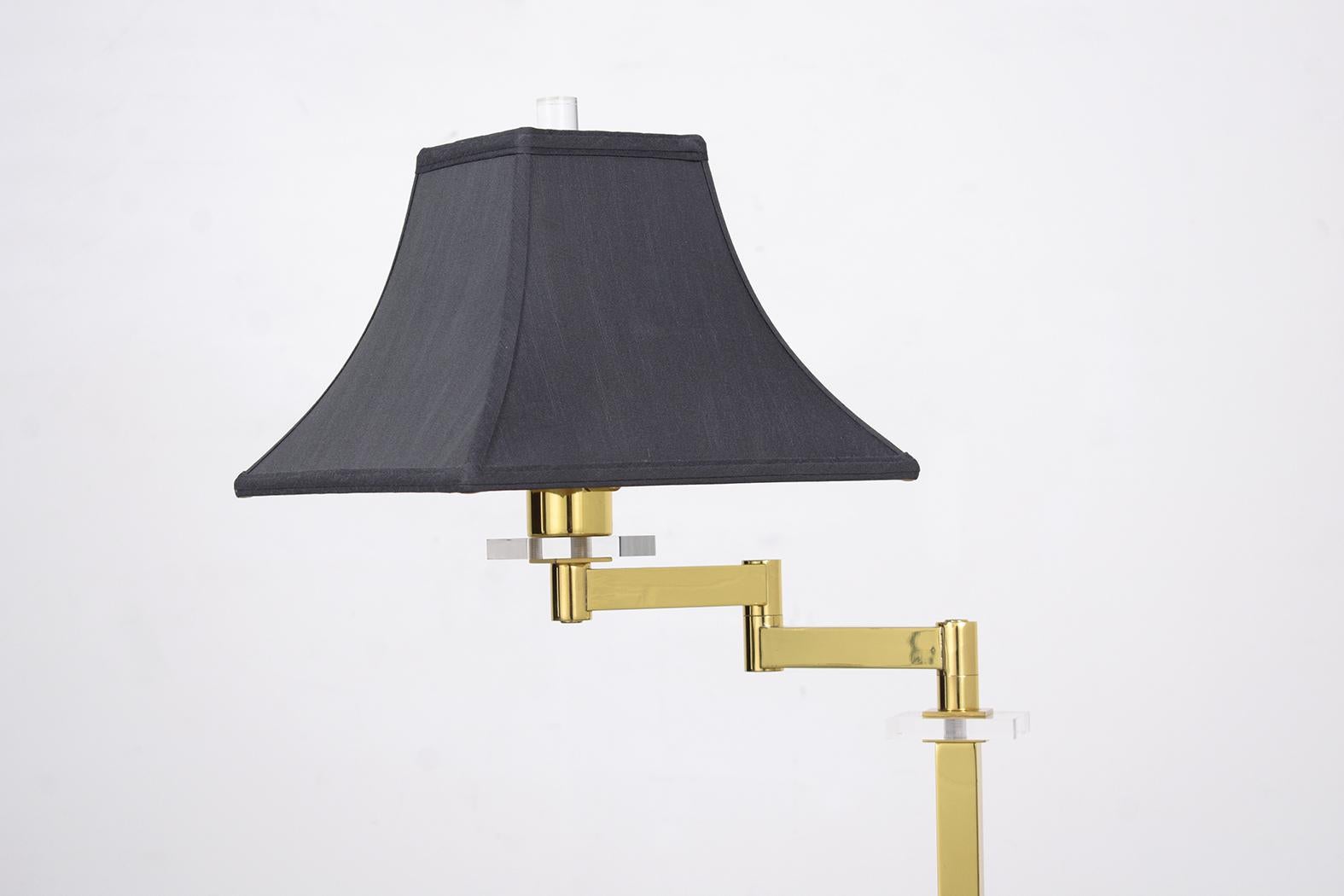 Handgefertigte Mid-Century Modern-Tischlampe aus Messing und Lucite (Metall) im Angebot